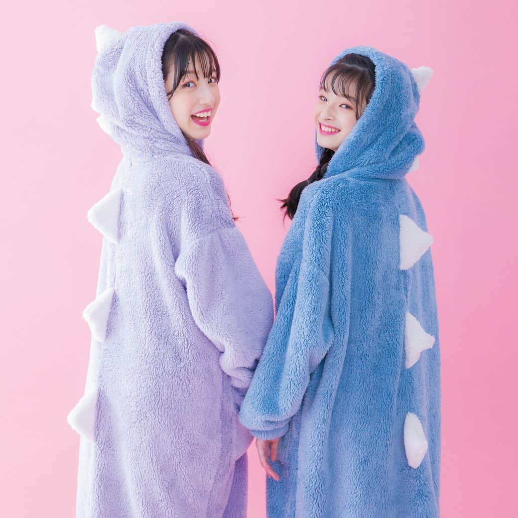 のインスタグラム：「全国のJENNI SHOPでかわいい恐竜がたくさん目撃されてるみたい🦕🦖🐾  おうちの中の寒さ対策もこれでバッチリ💜🩵 完売が早そうなので見つけたら連れて帰ってね🛍️  #jennilove  #ジェニィラブ #恐竜 #川瀬翠子 #末永ひなた #ニコプチ #モコモコ恐竜ルームカーディガン」