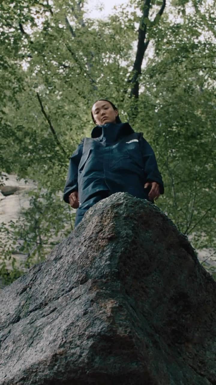 アンダーカバーのインスタグラム：「SOUKUU 創空 by THE NORTH FACE X UNDERCOVER  #UNDERCOVER はTHE NORTH FACEと新たなコラボレーションプロジェクト「SOUKUU (創空/ソウクウ)」のファーストコレクションを10月26日（木）より発売いたします。販売の詳細はBioのリンクにアクセスしご確認ください。  UNDERCOVER and THE NORTH FACE launch the first collection of their collaboration project, titled “SOUKUU” on Thursday October 26th. (October 24th world wide) Please access the link in bio to find out where to purchase in Japan.  #TheNorthFaceXUndercover #Soukuu #創空 #アンダーカバー #thenorthface #ザノースフェイス #tnfjp #neverstopexploring」