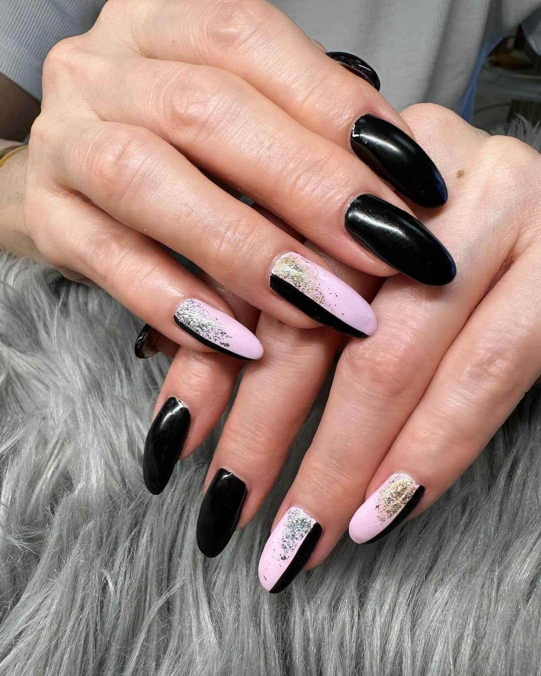 武田久美子さんのインスタグラム写真 - (武田久美子Instagram)「. 今回のnail color はHalloweenを取り入れた Black にピンクのアクセント🩷を加えたデザイン。 ちょっと長めのアーモンドシェイプは一番壊しやすいので気をつけています。^_^ 私は長年ジェルネイルですが、中の自爪も同じだけ長いです💜   #nails #nailsdesign  #gelnails」10月25日 11時06分 - kumikotakedaofficial