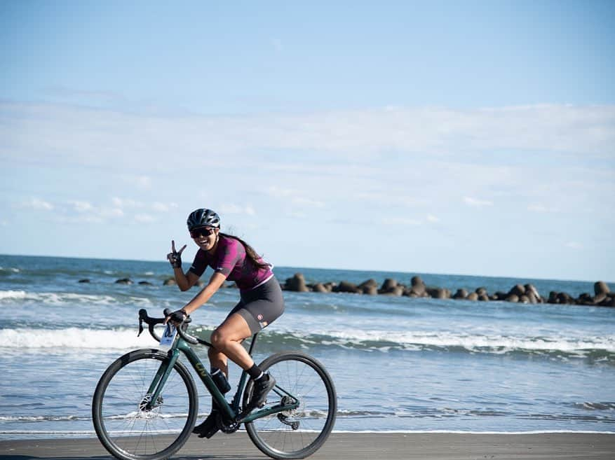 平良エレアさんのインスタグラム写真 - (平良エレアInstagram)「BEACH CROSS Crit 99🏝️  初めてのオフロードレース🚵‍♀️ バイク持ってなかったけど挑戦したいって言ったら すぐにバイク準備して頂き 乗り方とかポイント教えてくれる人達が居て すぐに挑戦出来る環境と周りの人達のサポートに 感謝する1週間でした🙇‍♀️✨  皆さんありがとうございました🙏💕 おかげでめっちゃめっちゃ楽しくて辛くて 達成感を凄く感じられる経験ができました！😝  普通に自転車乗っててここまでの 達成感って得られないほどの過去一の達成感だった笑  ✅Next target is TT 50km🎖️ 次は11日後のTT！こっちはしっかり順位狙います✌️  素敵な写真を撮って頂きありがとうございました😊 Photo by @yyy.asato   #わたしとLiv #livjp_ambassador」10月25日 10時59分 - erea0301