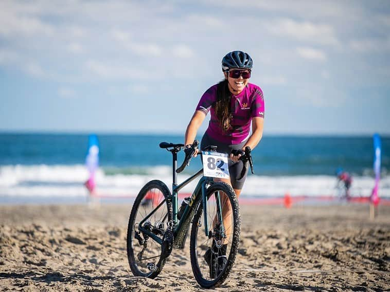 平良エレアのインスタグラム：「BEACH CROSS Crit 99🏝️  初めてのオフロードレース🚵‍♀️ バイク持ってなかったけど挑戦したいって言ったら すぐにバイク準備して頂き 乗り方とかポイント教えてくれる人達が居て すぐに挑戦出来る環境と周りの人達のサポートに 感謝する1週間でした🙇‍♀️✨  皆さんありがとうございました🙏💕 おかげでめっちゃめっちゃ楽しくて辛くて 達成感を凄く感じられる経験ができました！😝  普通に自転車乗っててここまでの 達成感って得られないほどの過去一の達成感だった笑  ✅Next target is TT 50km🎖️ 次は11日後のTT！こっちはしっかり順位狙います✌️  素敵な写真を撮って頂きありがとうございました😊 Photo by @yyy.asato   #わたしとLiv #livjp_ambassador」