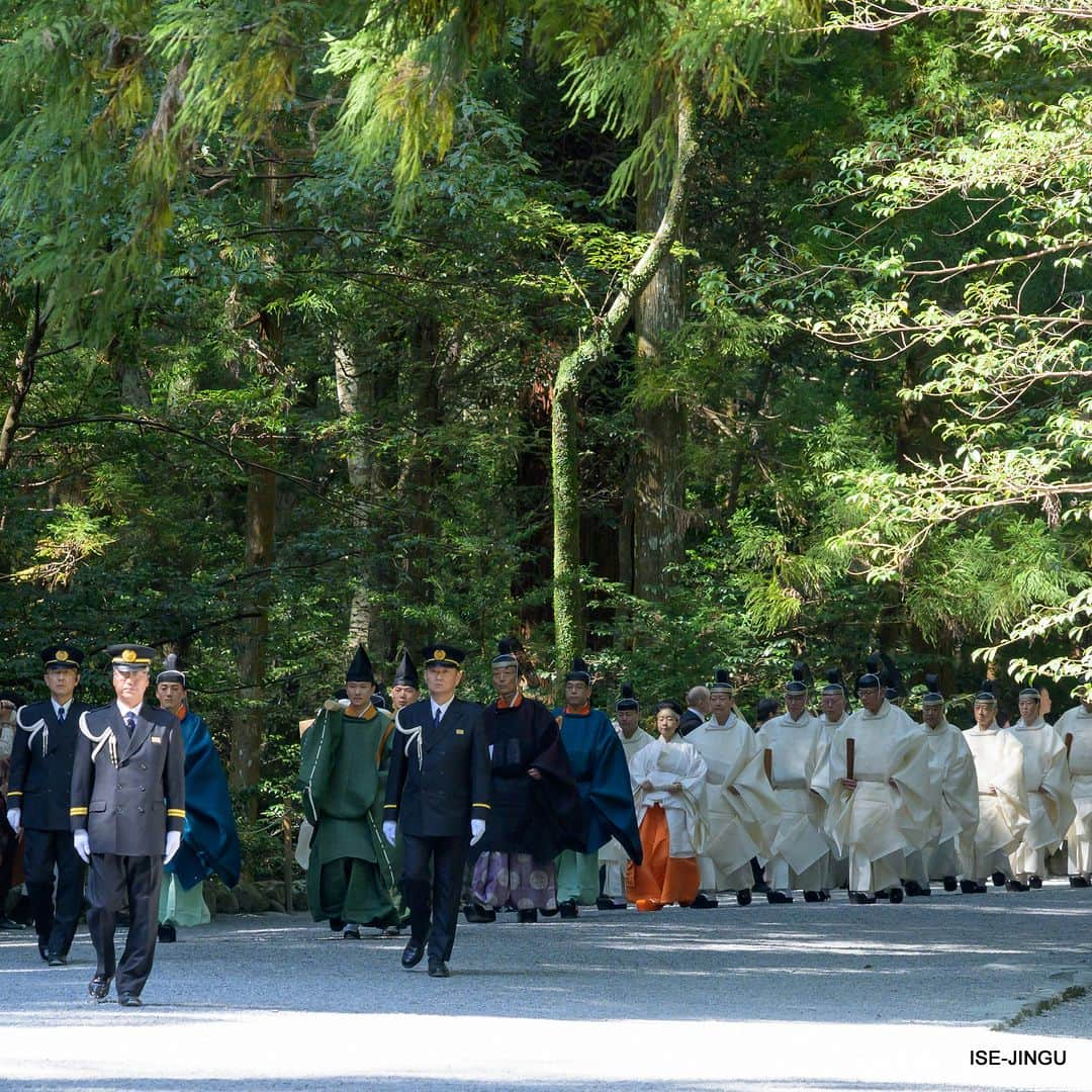 伊勢神宮のインスタグラム：「#伊勢神宮 #神宮 #神社 #心のふるさと #内宮 #神嘗祭 #奉幣 #参進 #勅使 #isejingu #jingu #soul_of_japan #japan #jinja #shinto #naiku #kannamesai #ritual #imperialmessenger」