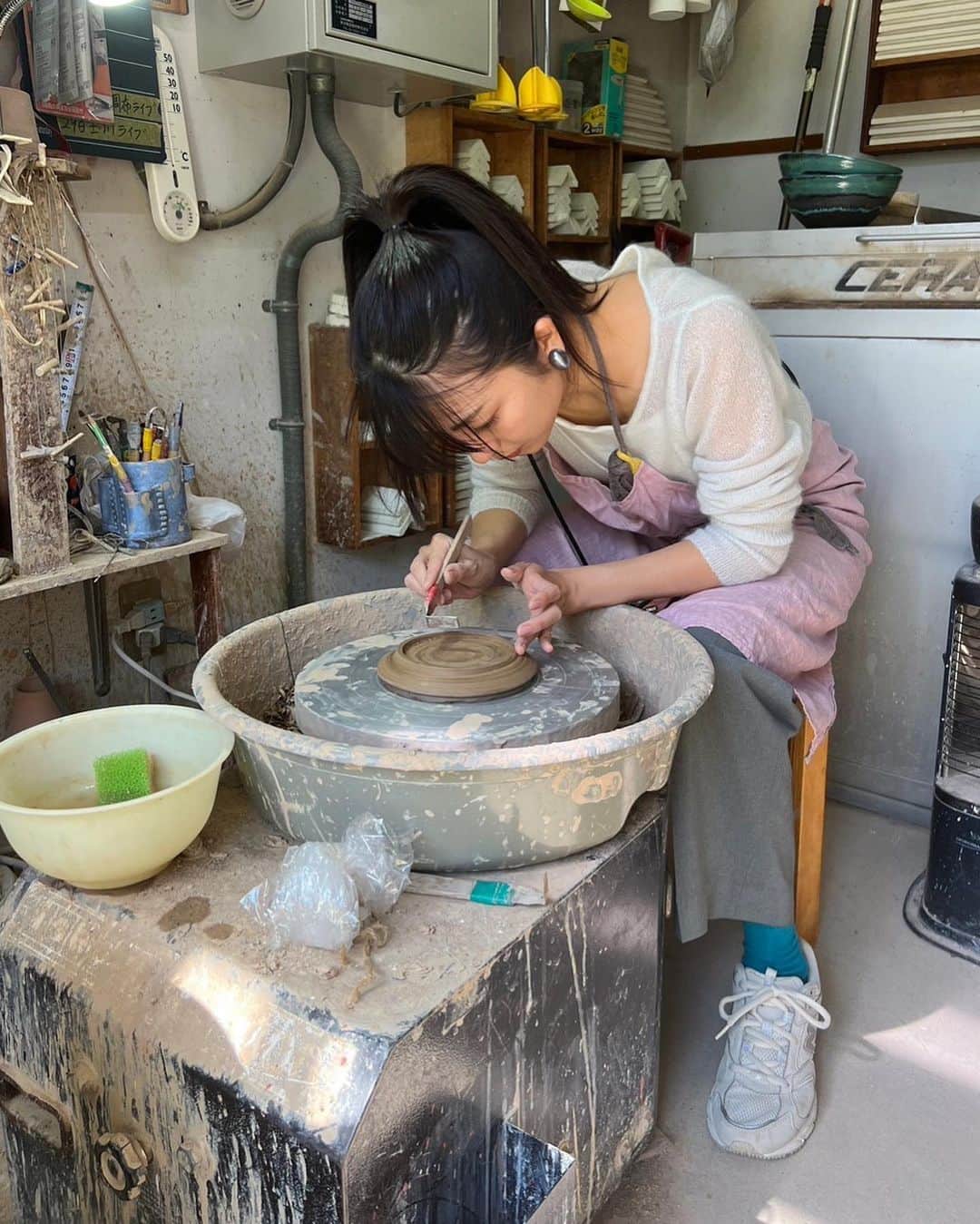 小島梨里杏さんのインスタグラム写真 - (小島梨里杏Instagram)「東京に帰ってきてすぐは 陶芸に整いに行きまして…☺️  なんか鼻歌うたってる なんだっけな  #ceramic #ceramicart  #陶芸 #作陶 #器のある暮らし」10月25日 11時00分 - r_riria