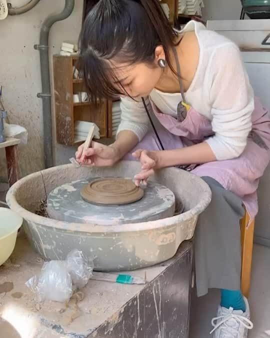 小島梨里杏のインスタグラム：「東京に帰ってきてすぐは 陶芸に整いに行きまして…☺️  なんか鼻歌うたってる なんだっけな  #ceramic #ceramicart  #陶芸 #作陶 #器のある暮らし」