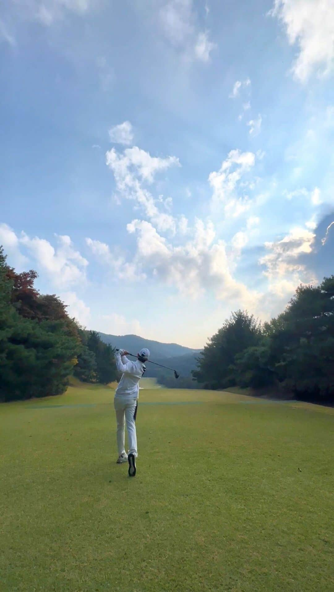 キソプのインスタグラム：「올해 마지막 라운딩⛳️ 가을 골프 완전 께쪄끄레용인거야🏌🏻‍♂️ 마지막에 킬포📸🤣🤣 #골프 #golf」