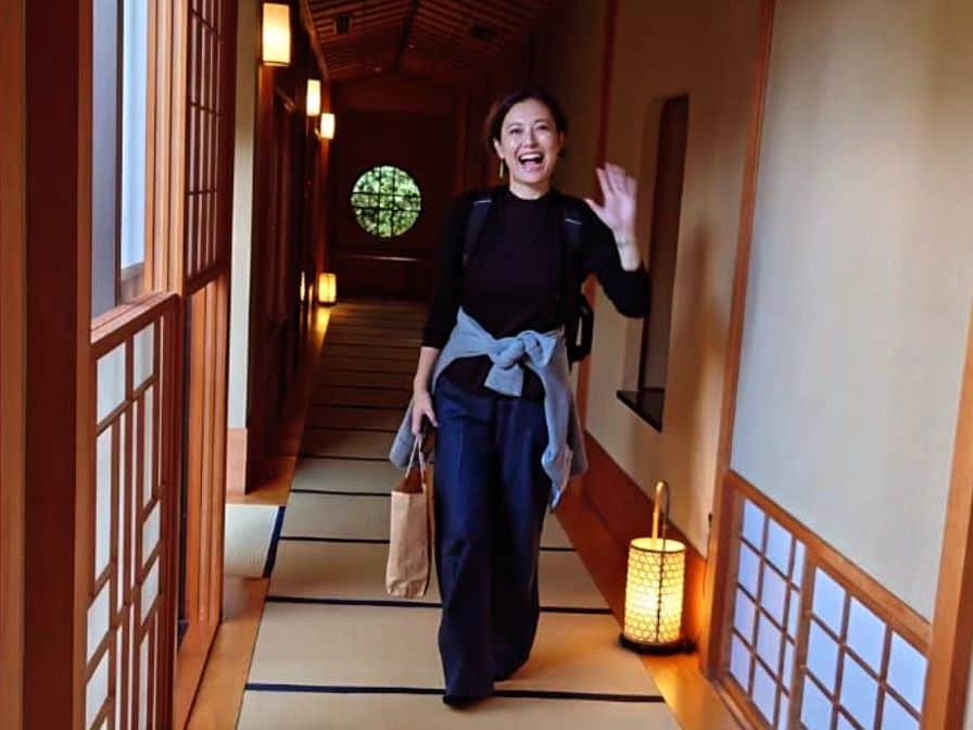 梅田陽子さんのインスタグラム写真 - (梅田陽子Instagram)「. 福島の仲良しご夫妻🐱🐴と旅 梅田好き放題させていただくの巻  ♨入って癒やされたり 地酒飲みながら 松茸🍄をいただいたり 米沢まで足を伸ばして お肉🐮いただいたり  今年もあっという間 2ヶ月楽しむぞー☺  ふと、思ったのですが 私のまわり 福島ルーツの方や 局アナ時代に働いていたなど 福島に縁のある人だらけ。  福島のお酒、一番好きなんだよなぁ。  長野に海はないけれど 山の方へ行くと 長野のことを思い出したり 似ているところもたくさんあって 懐かしくなります。  #福島 #飯坂温泉 #かわせみ #御宿かわせみ #料理旅館 #♨️ #温泉旅館 #オーベルジュ #会席料理 #懐石料理 #仲居さん #蓮沼さんありがとうございました #温泉 #♨ #温泉 #山形 #米沢 #米沢牛 #黄木 #旅 #travel」10月25日 11時15分 - yokoumeda