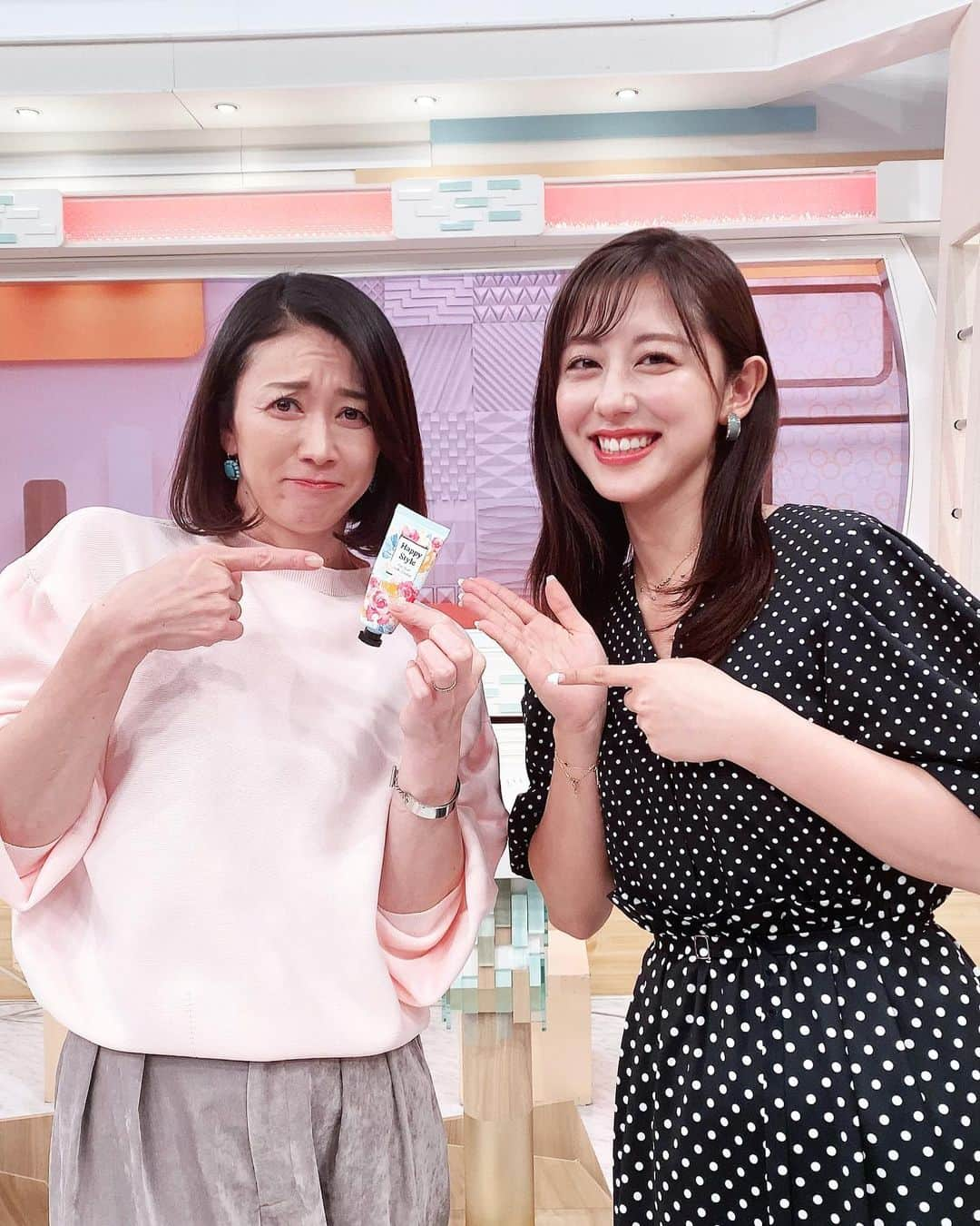 田中雅美のインスタグラム：「今朝のテレビ朝日「グッドモーニング」  ・ ・ スタジオCM中に、 ハンドクリームを取り出して付けようとしたら、  ドバッとたくさん出てきちゃって、  どうしよう…と困っていたら、  優しい斎藤ちはるアナウンサーさん　@chiharu_saito_ex  が「少しいただきます」と言ってくださって、  ・ ・ いい香りだねーなんて2人で言いながら手に塗り塗り。 ちはるちゃんと同じ香りが嬉しい… なんて優しく天使みたいにいい子なんだろう…  と、おばさん（私）は感動していたら…  ・ ・ あぁぁぁ😱  ちょっと待ったぁぁぁ😱  ・ ・ これって！！ まさか！！  髪の毛用の洗い流さないトリートメントやんけー！！😱😱😱  ・ ・ ちょっと待ったぁぁぁ！！  ごめん！！！ストップー！！！  それ、ハンドクリームじゃなくてヘアトリートメントだったぁ😱😱😱  ・ ・ 時すでに、髪の毛用トリートメントをほぼ全てを手に塗り込んでいた2人。。。  ほんっとにごめんなさい🙇‍♀️🙇‍♀️🙇‍♀️  と言うと、  「大丈夫ですよー。髪に塗りますね」と笑顔でフォローしてくださったちはるちゃん。  ・ ・ 本物の天使でした✨ そして、そんな天使の手に朝からごめんなさい。。  ・ ・ 今朝、出発前に洗面台の引き出しから取り出したハンドクリームが、まさかのヘアトリートメントだったなんて。。  ・ ・ 今日は朝からとんちんかん続き。 この後のお仕事、気を付けよう。。。  ・ ・ #テレビ朝日 #グッドモーニング #斎藤ちはる　アナウンサーさん #優しい天使 #ごめんね #ありがとう #ハンドクリーム じゃなくて #ヘアトリートメント #なんでやねん」