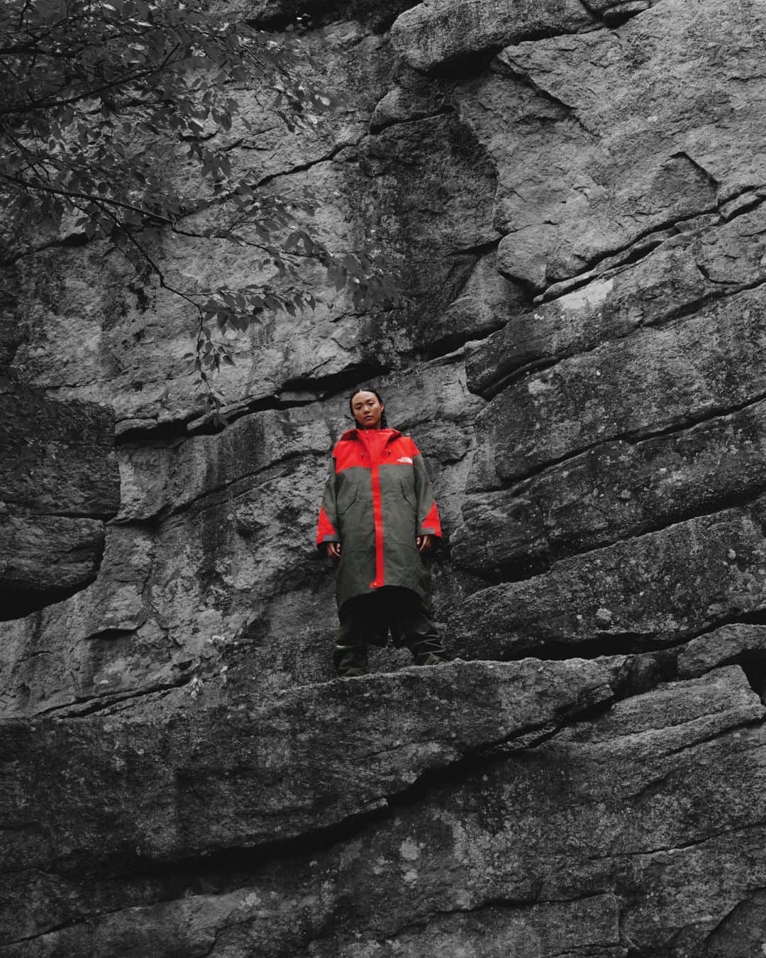 アンダーカバーのインスタグラム：「SOUKUU 創空 by THE NORTH FACE X UNDERCOVER  #UNDERCOVER はTHE NORTH FACEと新たなコラボレーションプロジェクト「SOUKUU (創空/ソウクウ)」のファーストコレクションを10月26日（木）より発売いたします。販売の詳細はBioのリンクにアクセスしご確認ください。  UNDERCOVER and THE NORTH FACE launch the first collection of their collaboration project, titled “SOUKUU” on Thursday October 26th. (October 24th world wide) Please access the link in bio to find out where to purchase in Japan.  #TheNorthFaceXUndercover #Soukuu #創空 #アンダーカバー #thenorthface #ザノースフェイス #tnfjp #neverstopexploring」