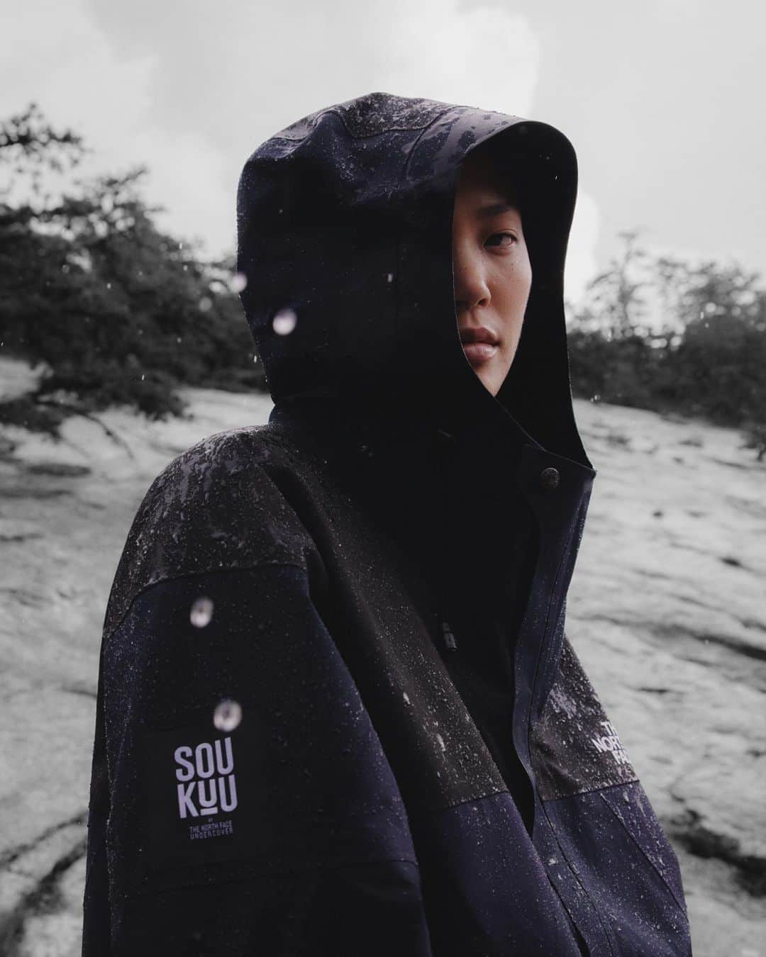 アンダーカバーのインスタグラム：「SOUKUU 創空 by THE NORTH FACE X UNDERCOVER  #UNDERCOVER はTHE NORTH FACEと新たなコラボレーションプロジェクト「SOUKUU (創空/ソウクウ)」のファーストコレクションを10月26日（木）より発売いたします。販売の詳細はBioのリンクにアクセスしご確認ください。  UNDERCOVER and THE NORTH FACE launch the first collection of their collaboration project, titled “SOUKUU” on Thursday October 26th. (October 24th world wide) Please access the link in bio to find out where to purchase in Japan.  #TheNorthFaceXUndercover #Soukuu #創空 #アンダーカバー #thenorthface #ザノースフェイス #tnfjp #neverstopexploring」