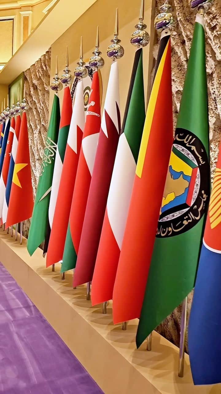 リー・シェンロンのインスタグラム：「Some highlights from my visit to Saudi Arabia and the UAE!  We have engaged Middle Eastern countries on a broad range of issues. The relationship has grown and deepened. Several MOUs and agreements were signed on this visit, and there are many opportunities for our peoples and companies to do more together. The green and digital economies were frequently discussed with government and business leaders.   This was also the first time ASEAN and the Gulf Cooperation Council (GCC — comprising 6 member countries, including Saudi Arabia and the UAE) met formally. It happened amidst unprecedented geo-political and geo-economic uncertainty. Countries don’t have identical positions on these issues, but where there is consensus, we will meet in the middle and work together.  I thank our hosts from Saudi Arabia and the UAE once again for the warm hospitality! I would also like to thank overseas Singaporeans for coming to the receptions in Riyadh and Dubai – always good to see Singaporeans thriving wherever they land. Finally, thanks to the teams from the Ministries and agencies for all the hard work ensuring that Singapore continues to shine brightly in the world. – LHL  (PMO Video)」