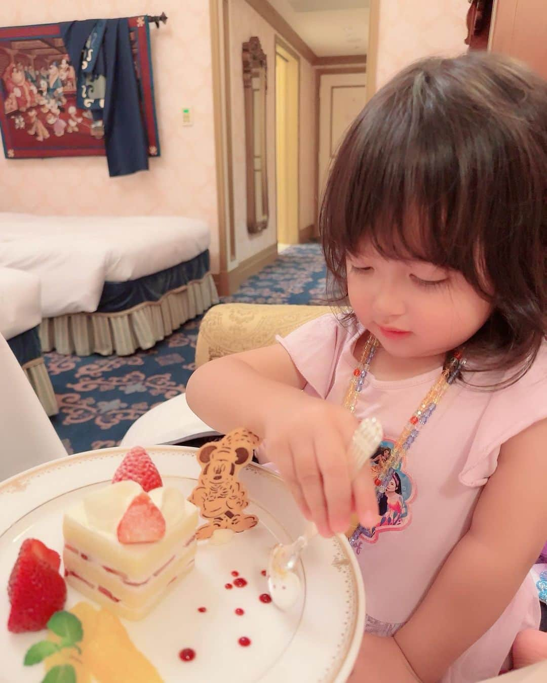 川崎希のインスタグラム：「Miracosta room service 🍰  ミラコスタにお泊りした日はお部屋のルームサービスでごはん💕  パークでのごはんも大好きだけど、お部屋でリラックスして部屋着で食べてそのまま寝れるのは最高🧑‍🍳  と〜っても楽しいディズニー旅行になりました💗💗💗  #ミラコスタ　#お誕生日旅行　#ルームサービス」