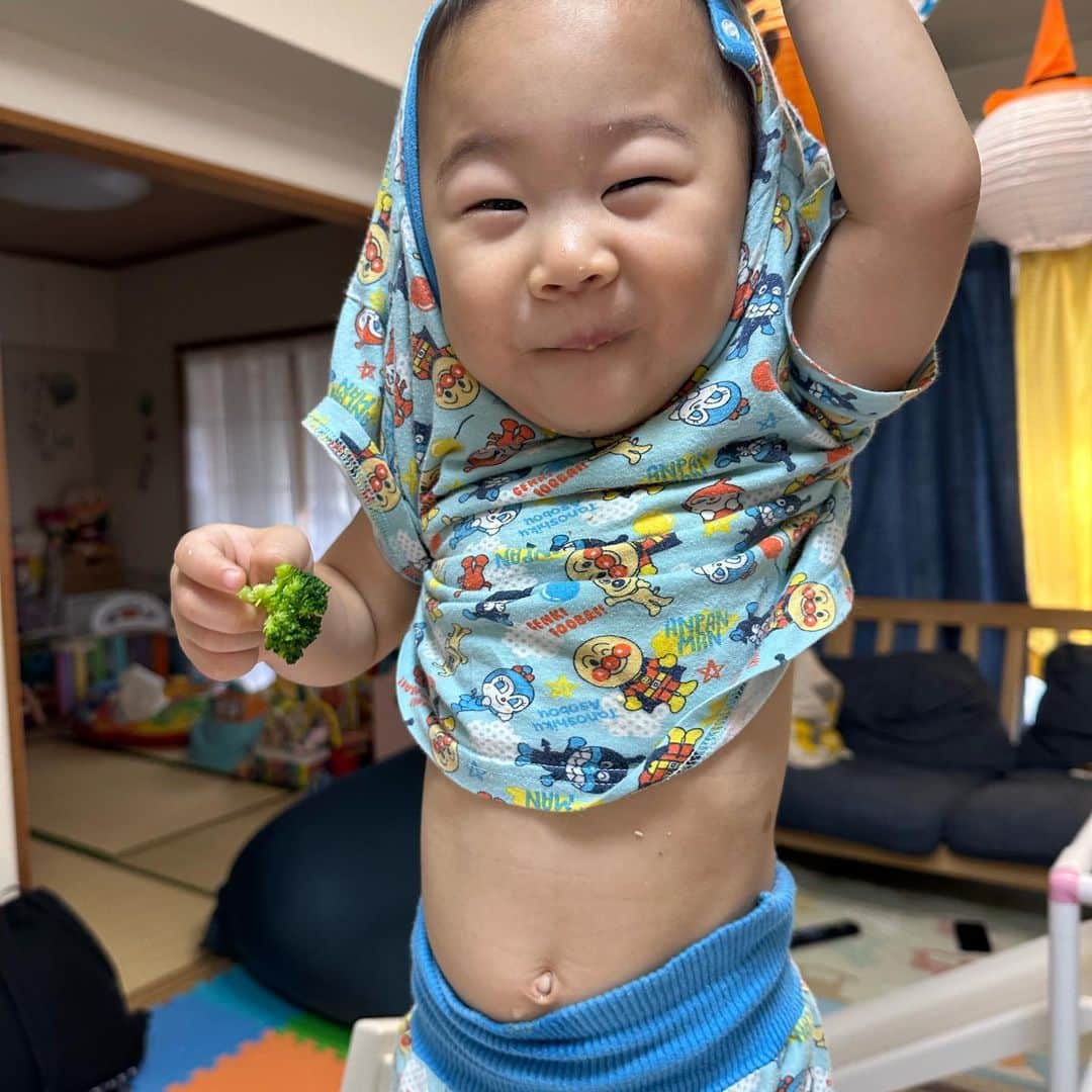 やしろ優のインスタグラム：「脱ぎたいし食べたいし大変だねw  #やさ丸 #1歳9ヶ月」