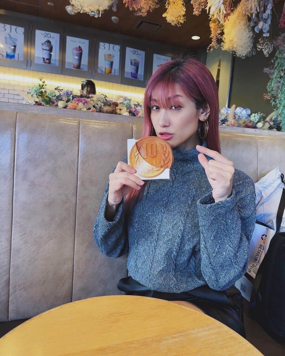 片桐舞子さんのインスタグラム写真 - (片桐舞子Instagram)「デート♡  というか、時間を持て余して適当に過ごしてるだけな二人w 適当に過ごせる存在って、まあまあ心許してるよね？笑  Photo by @kaede_lapin   #10円パン #知ってる？ #流行ってるらしい #半分こ #ねーねとかけちゃん」10月25日 11時36分 - mays_maiko