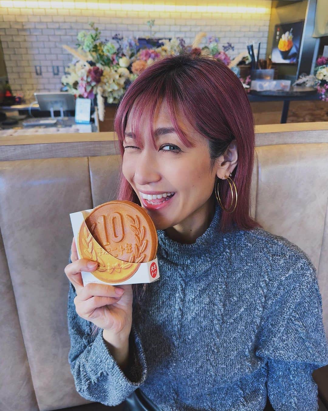 片桐舞子さんのインスタグラム写真 - (片桐舞子Instagram)「デート♡  というか、時間を持て余して適当に過ごしてるだけな二人w 適当に過ごせる存在って、まあまあ心許してるよね？笑  Photo by @kaede_lapin   #10円パン #知ってる？ #流行ってるらしい #半分こ #ねーねとかけちゃん」10月25日 11時36分 - mays_maiko