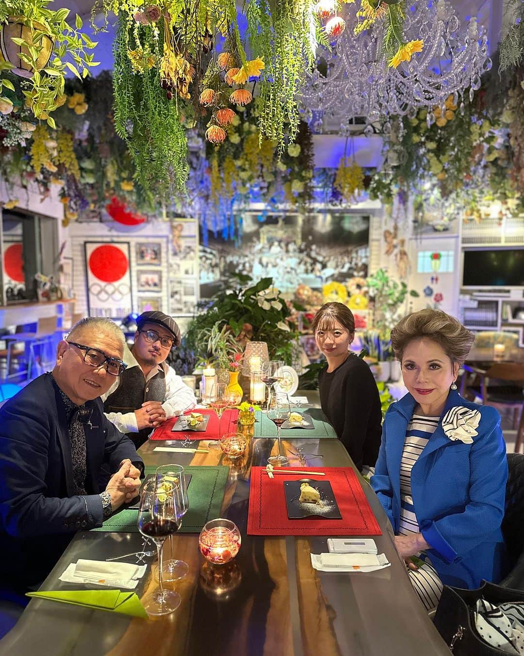 デヴィ・スカルノのインスタグラム：「宝石の展示会の お仕事で 長崎に二日間 おりました。 一夜　石原氏の 「三原庭園」を訪れました。 ここでは 先生に預かって頂いている見事な  「五葉松の盆栽」に 再び会う事が出来ました。 今日は 先生のお招きで 三原庭園の お花に 囲まれた MIHARA DINING GIVERNYで ご夕食 をご一緒する事が出来ました。 レストランの丸田正シェフは 自分で獲った  お魚と 自分で栽培した お野菜の こだわりの メニューで 最高のおもてなしでした。 ご一緒したのは お若いのに 警備に力を入れ ている田崎 相 ご夫妻です。」