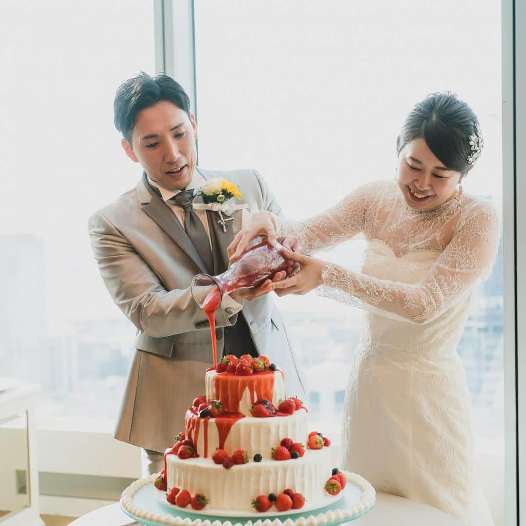 The 33 Sense of Weddingさんのインスタグラム写真 - (The 33 Sense of WeddingInstagram)「*** ゲストの前でウエディングケーキを完成させる  "カラードリップセレモニー♥️"  ウエディングケーキのデザインや雰囲気が ガラリと変わるので、ゲストもワクワク♩  お写真映え間違いなしの演出です🧚🏻  — 地上160mの天空ウエディング🕊  ブライダルフェアのご予約は 【@the_33_sense_of_wedding 】の プロフィール【URL】より✔️  —  #the33senseofwedding #ザサーティースリー #梅田結婚式場 #大阪結婚式 #結婚式梅田  #結婚式場大阪#プレ花嫁 #式場見学 #結婚式場探し#結婚式準備#プレ花嫁 #式場見学 #結婚式場探し#結婚式準備#ウェディング#wedding#ウェディングケーキ#カラードリップセレモニー#ソースドリップ#ウェディングケーキアイディア」10月25日 11時50分 - the_33_sense_of_wedding