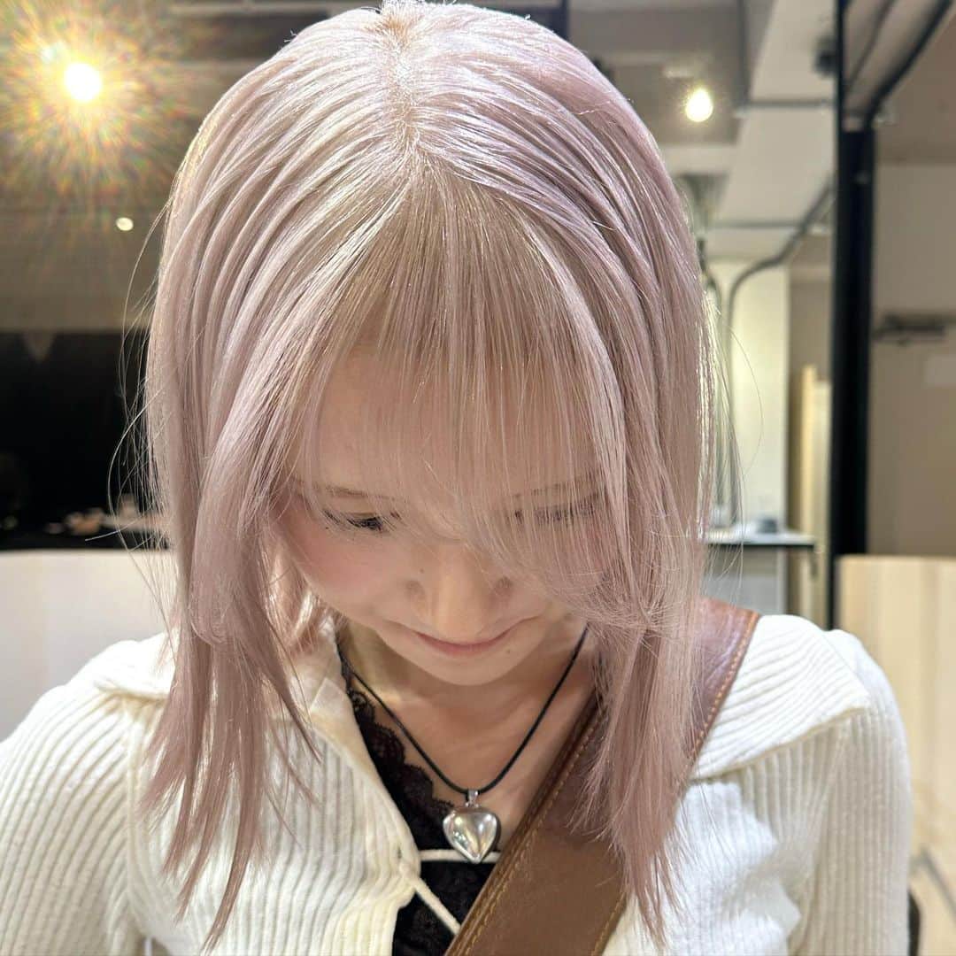 Beleza_official_instagramのインスタグラム：「色落ちまで綺麗なカラー やわらかいカラー 一人ひとりに似合うカラー お任せください✊🌼🌟 ブリーチは誰に任せるかでダメージが 変わってきます！ ご予約はDMorホットペッパーから お願いします😉💕 Rei指名していただければ 絶対に可愛くします✊ belezaに来たことある方でもRei指名可能です😇 "また会いたい"と思わせます❗️ ・ わからないことがあればDMまでお願いします🤲  黒染め、縮毛履歴はハイブリーチメニューで ご予約ください🤲 記載のお時間より、ブリーチの抜け具合で お時間かかる場合がございます。 当日は長めに見ていただければ助かります。 お任せください♡♡」