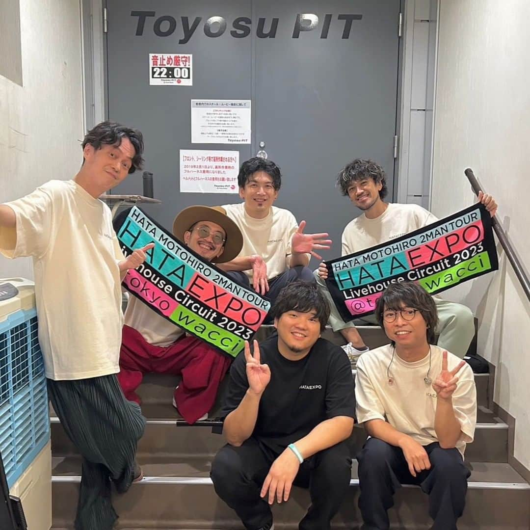 wacciさんのインスタグラム写真 - (wacciInstagram)「2023.10.24 HATA EXPO Livehouse Circuit 2023 豊洲PIT【東京】 ----- #秦基博 さん ありがとうございました🎤  《Set List🎧》 M01 感情 M02 東京ドリーム M03 別の人の彼女になったよ M04 恋だろ M05 大丈夫 M06 フレンズ M07 最上級 M08 東京 --- En01 ひまわりの約束 (w/橋口洋平)  #wacci」10月25日 11時43分 - wacci_official