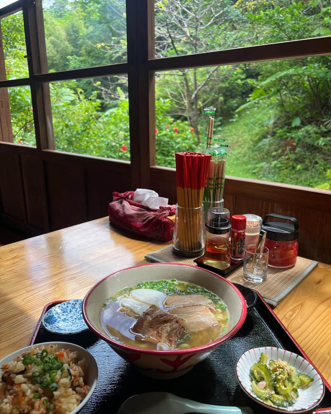 松井由貴美のインスタグラム：「*  ロケーションも抜群で 大好きな沖縄そば屋さんと 何食べても美味しい 昭和な雰囲気漂うレトロな 沖縄料理居酒屋さん🏮 .  どちらも大好きなお店🤤💗 .  #沖縄グルメ」