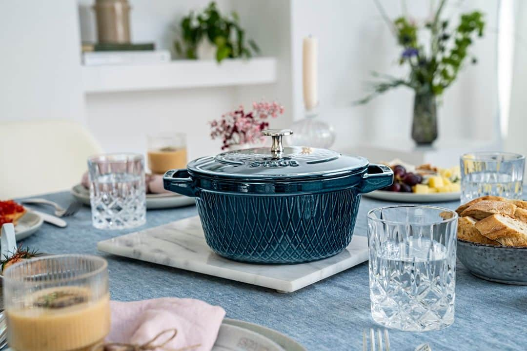 staub ストウブさんのインスタグラム写真 - (staub ストウブInstagram)「【再入荷/数量限定 : ツイストココット ラ・メール 20cm】  ストウブの高い鋳物技術による細かやなツイスト(綾)模様が魅力のツイストココット ラ・メール 20cm 。昨年発売時の好評を受け、数量限定で再登場。ホリデーシーズンのテーブルを華やかに盛り上げます。11月1日より発売。   ツイストココット ラウンド ラ・メール 20cm   取り扱い店舗 : ツヴィリング 直営店・公式オンラインショップ、 伊勢丹新宿店など大手百貨店   →https://www.zwilling.com/jp/content/cookware-content/staub-holiday-collection.html  リンクはプロフィールURLやストーリーズでもご紹介中。    #STAUB #ストウブ」10月25日 11時45分 - staub_japan