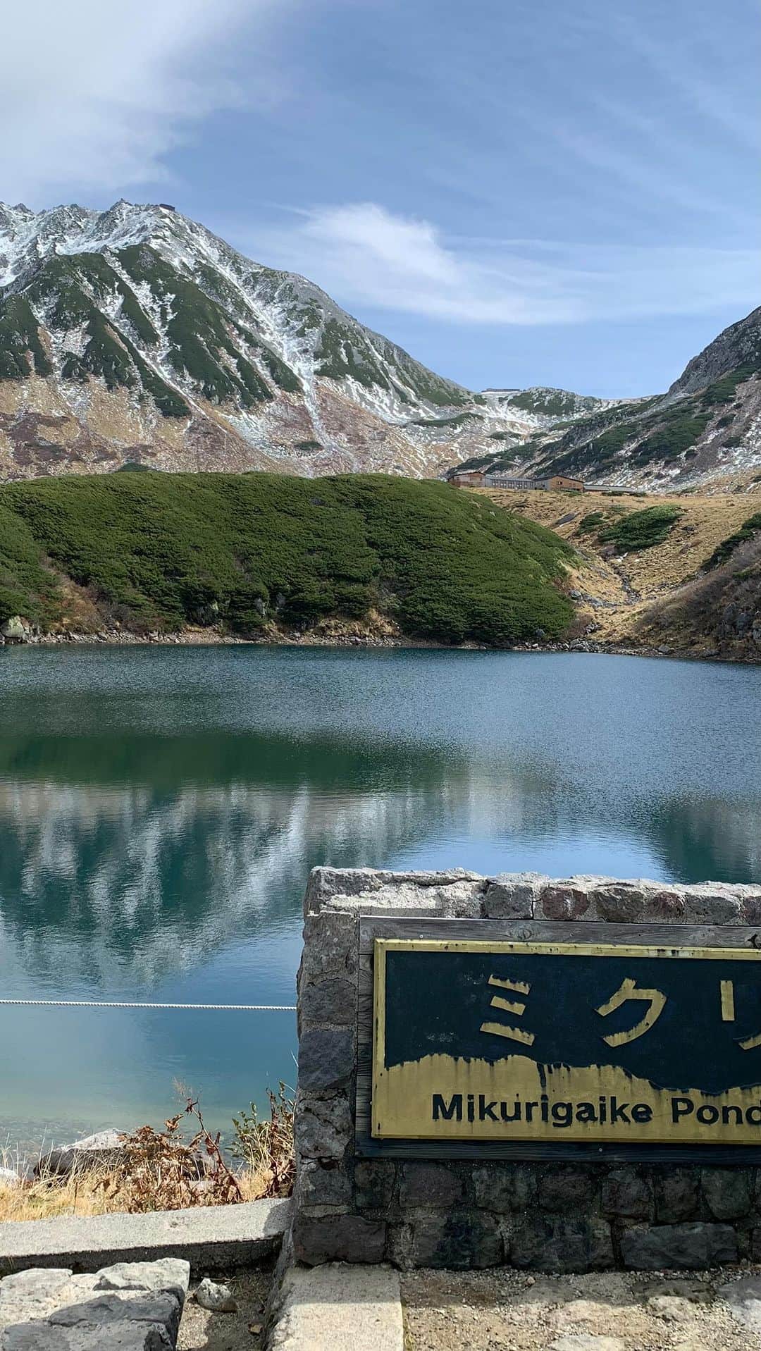 佐藤朱のインスタグラム：「#立山　#室堂 #ミクリガ池 #雄山　#剱岳 #来年は登りに来たい #10月中旬 #旅　#山 #立山黒部アルペンルート #japan #nagano #mountain #beautifulplace #trip #traveler」