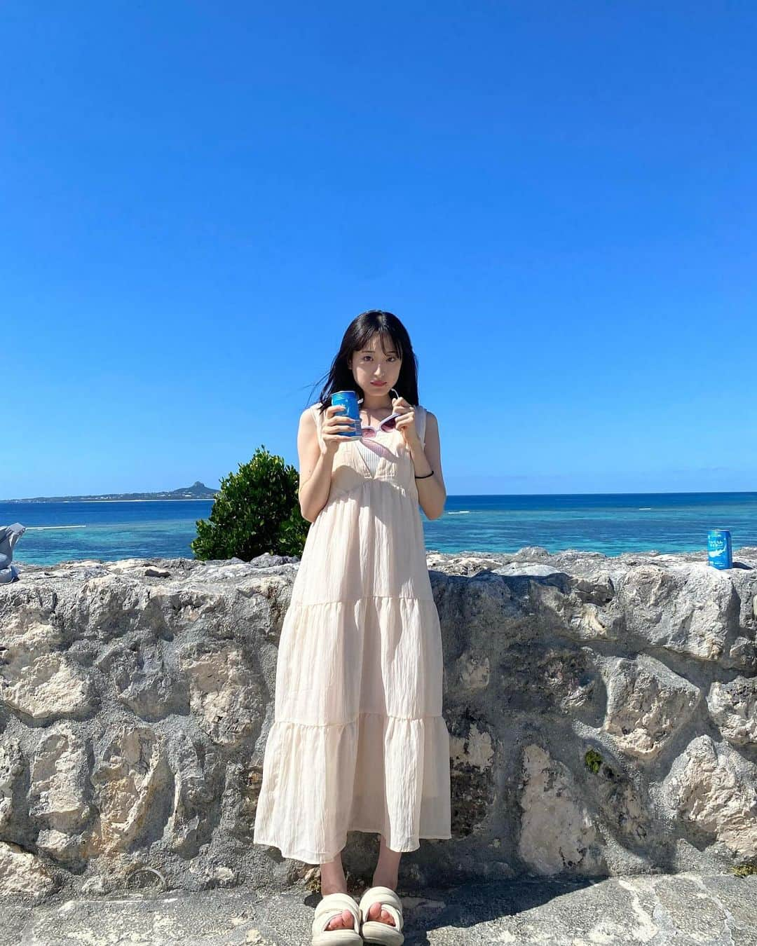 川原美咲のインスタグラム：「☀️☀️🧃 晴れ最高 ・ 何枚目派？🌺  1枚目２枚目は、炭酸少し苦手だけど飲みたかったから飲んでみたけど飲み込むまでに時間かかってる写真…笑 ・  ・ ・ ・ #みっさーくろぜっと  #沖縄 #沖縄旅行 #沖縄観光 #ちゅらうみ水族館 #ちゅらうみサイダー #美ら海水族館 #美ら海水族館お土産 #美ら海水族館🐠  #沖縄ランチ #骨格ナチュラル #骨格ナチュラルタイプ #骨格ナチュラルさん向きコーデ #flower #okinawa #okinawajapan #okinawatrip #okinawa🌺」