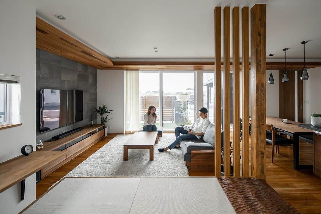 ルポハウス一級建築士事務所さんのインスタグラム写真 - (ルポハウス一級建築士事務所Instagram)「・ ・ ・ 《チークの床が映える家》  ●Living + Dining LDKに畳コーナーとどこを切り取っても個性的なのに、一体感のある空間。 レッドシダーの下がり天井や化粧柱、無垢床が放つ木の風合いを、デザイン性の高いテレビ後方の壁がぐっと引き締めます。 ・ ・ ・ 𓐌𓐌𓐌𓐌𓐌𓐌𓐌𓐌𓐌𓐌𓐌𓐌𓐌𓐌𓐌𓐌𓐌𓐌  ルポハウスの施工事例はこちらまで☞ @reposhouse  𓐌𓐌𓐌𓐌𓐌𓐌𓐌𓐌𓐌𓐌𓐌𓐌𓐌𓐌𓐌𓐌𓐌𓐌 #ルポハウス は #ちょっとかっこいい家 を"友人のために" という思いでつくっています。 一生に一度の #マイホーム。 「あなたにしかできない」×「ルポハウスだからできる」で、 私たちだけの#家づくり を思いっきり楽しんでみませんか？！ ・ ・ ・ #住宅 #注文住宅 #新築一戸建て #デザイナーズ住宅  #一級建築士事務所 #設計事務所  #リビングインテリア #ダイニングインテリア #エコカラット #ストーングレース #下がり天井 #レッドシダー天井 #無垢床 #チーク床 #小上がり畳 #タタミコーナー #家づくりアイデア #マイホーム計画」10月25日 12時00分 - reposhouse