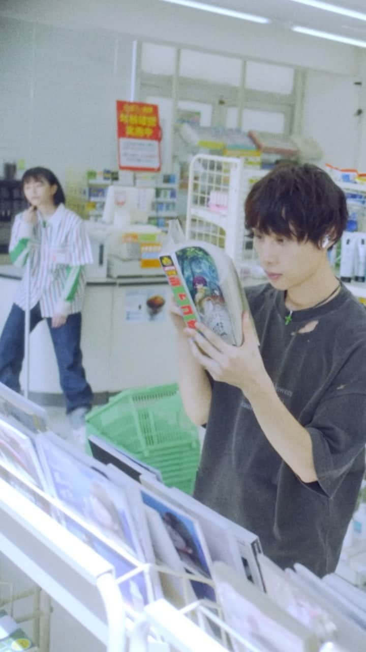 go!go!vanillasのインスタグラム：「10th ANNIVERSARY GIFT ALBUM「DREAMS」より、 「コンビニエンスラブ」MV公開中！！  ①コンビニエンスラブ(イントロ)  #gogovanillas #バニラズ #DREAMS #コンビニエンスラブ」