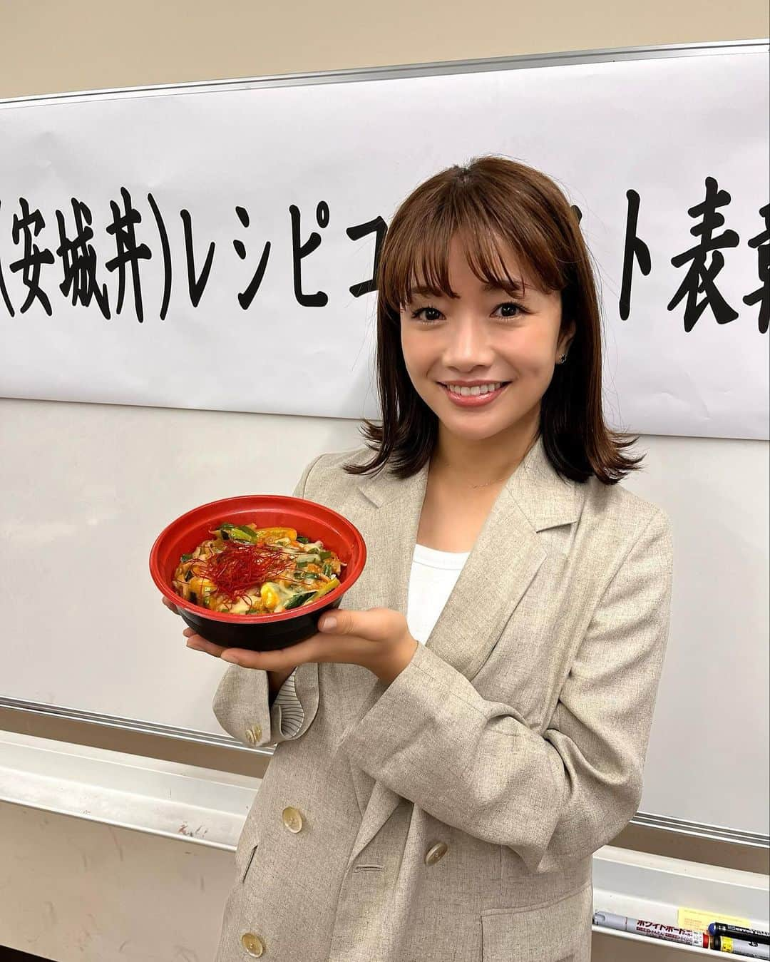 川村茉由さんのインスタグラム写真 - (川村茉由Instagram)「朝から丼頂いてきました🤤  名古屋文理大学のフードビジネス学科の学生さんが、 安城の農産物を使った丼を考案💡  そのコンテストの表彰式に 出席させて頂きました🙇‍♀️  このコンテストの最終選考会まで 進んだ5つの丼を 皆さんにも食べて頂けるんです👏  11月8日から毎週水曜日、 安城市役所の食堂にて 随時販売されていきます🍽️  梨やいちじく、チンゲンサイなどを使っていて、 どれも斬新なレシピで美味しい丼ばかり！！ 全部お店クオリティで🥺🫶  是非みなさん食べに行って みてくださいね💕  #安城市 #安城 #安城丼 #名古屋文理大学 #安城市役所 #安城グルメ #おいしいあんじょう #おいしいあんじょうアンバサダー」10月25日 12時01分 - mayupi_k