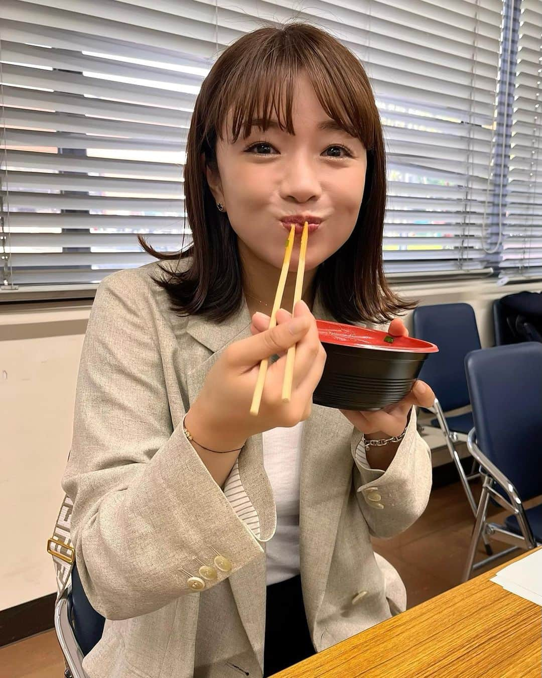 川村茉由のインスタグラム：「朝から丼頂いてきました🤤  名古屋文理大学のフードビジネス学科の学生さんが、 安城の農産物を使った丼を考案💡  そのコンテストの表彰式に 出席させて頂きました🙇‍♀️  このコンテストの最終選考会まで 進んだ5つの丼を 皆さんにも食べて頂けるんです👏  11月8日から毎週水曜日、 安城市役所の食堂にて 随時販売されていきます🍽️  梨やいちじく、チンゲンサイなどを使っていて、 どれも斬新なレシピで美味しい丼ばかり！！ 全部お店クオリティで🥺🫶  是非みなさん食べに行って みてくださいね💕  #安城市 #安城 #安城丼 #名古屋文理大学 #安城市役所 #安城グルメ #おいしいあんじょう #おいしいあんじょうアンバサダー」