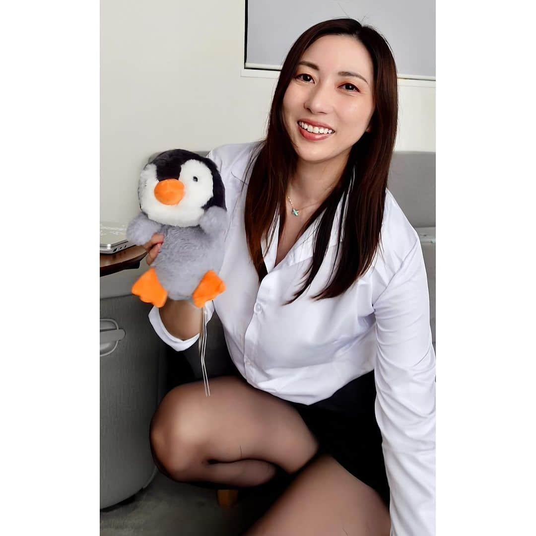 横山みれいさんのインスタグラム写真 - (横山みれいInstagram)「デスクワークにおすすめなペンギンです🐧 #ファンクラブはミレイチャンネルPlus@FantiaもしくはOnlyFans #内容は同じなので好きな方に入ってね♡ #プロフィール画面にリンクがあります #ミレイチャンネル」10月25日 12時01分 - mireichan66