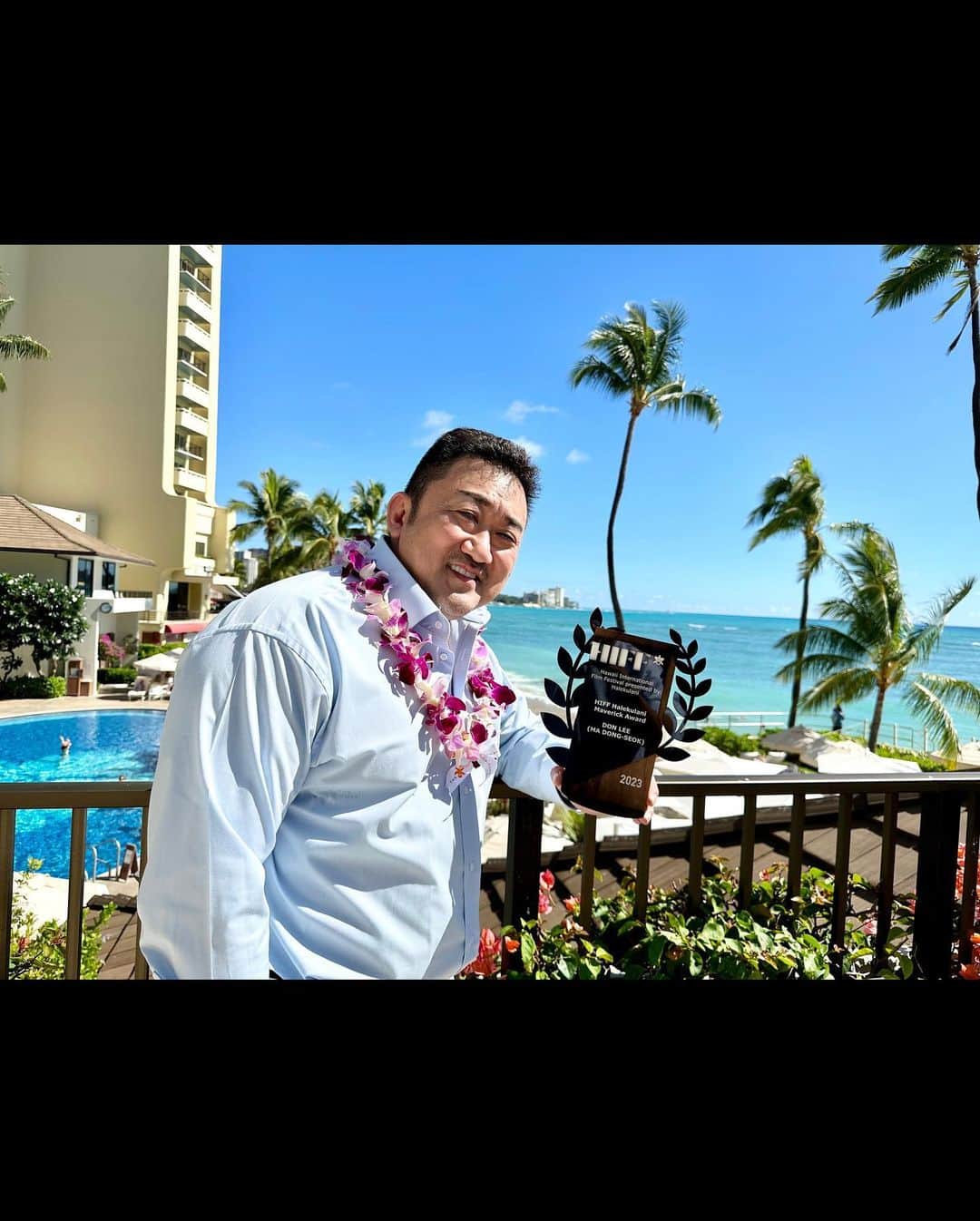 マ・ドンソクのインスタグラム：「하와이 인터내셔널 필름 페스티벌 #범죄도시3 매버릭 상 감사합니다! Aloha! Thank you @hiffhawaii for the prestigious Halekulani Maverick Award. It was great to see THE ROUNDUP: NO WAY OUT back on the big screen with an amazing audience in Hawaii! Mahalo!🤙🏻」