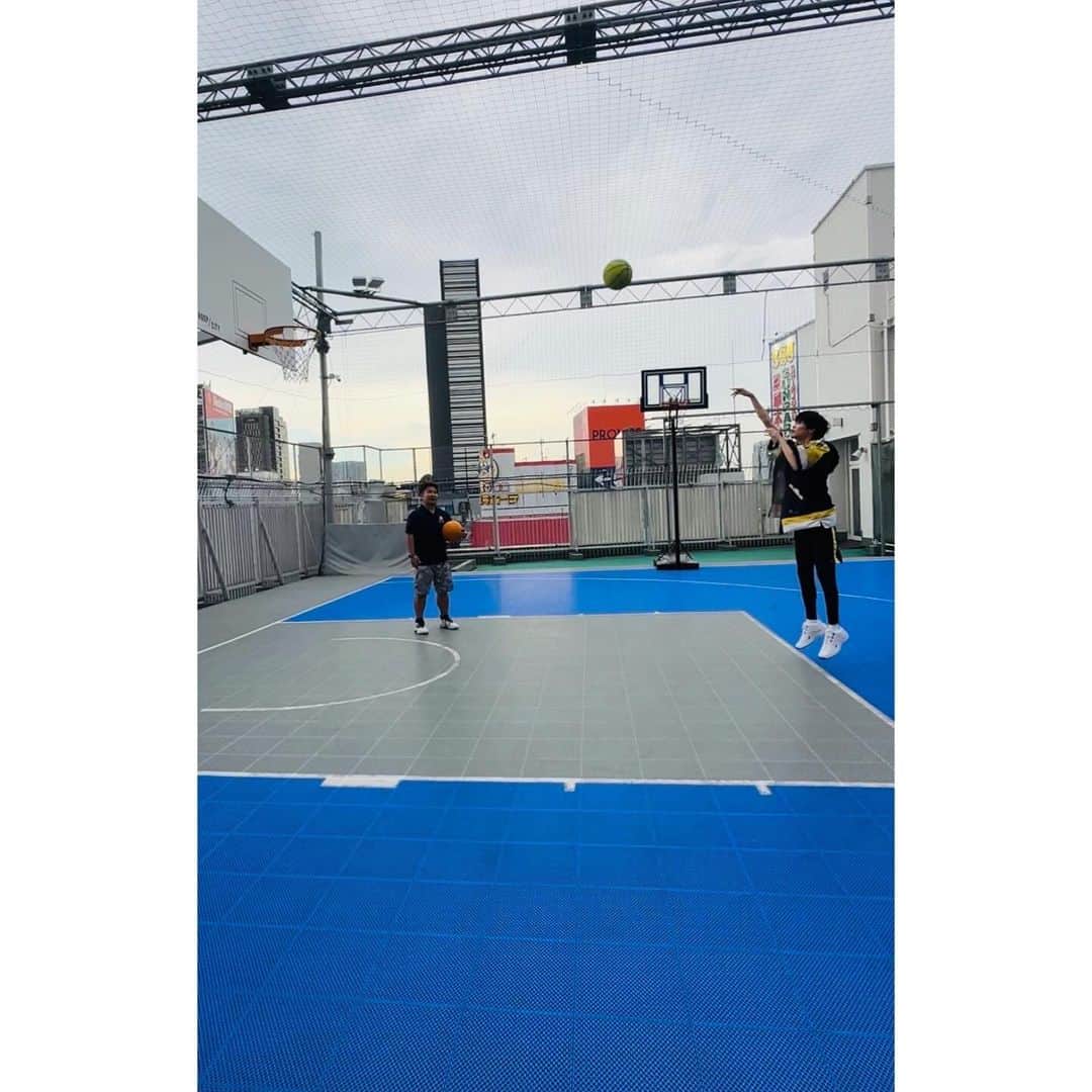 西垣匠さんのインスタグラム写真 - (西垣匠Instagram)「🏀⛹️-2 ⁡ 「TVLIFE」本日発売です！ ⁡ 連載企画「SHO TIME」第4回は 「バスケットボール 実践編」！ ⁡ プレゼント用チェキを撮る僕と、 ⁡ 三井寿が降臨しているときの僕です。」10月25日 12時09分 - sho_nishigaki_official