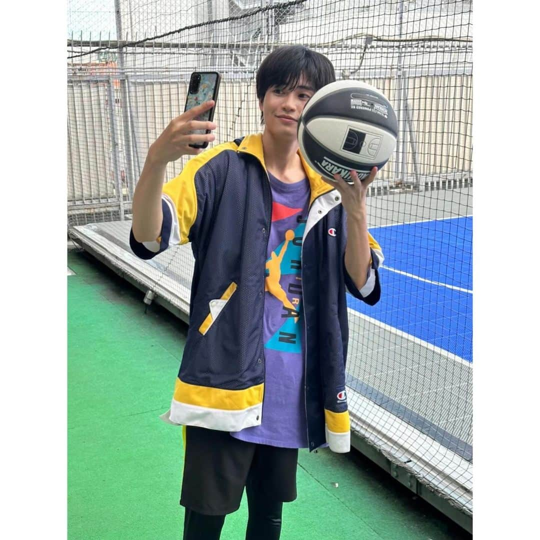 西垣匠さんのインスタグラム写真 - (西垣匠Instagram)「🏀⛹️-2 ⁡ 「TVLIFE」本日発売です！ ⁡ 連載企画「SHO TIME」第4回は 「バスケットボール 実践編」！ ⁡ プレゼント用チェキを撮る僕と、 ⁡ 三井寿が降臨しているときの僕です。」10月25日 12時09分 - sho_nishigaki_official