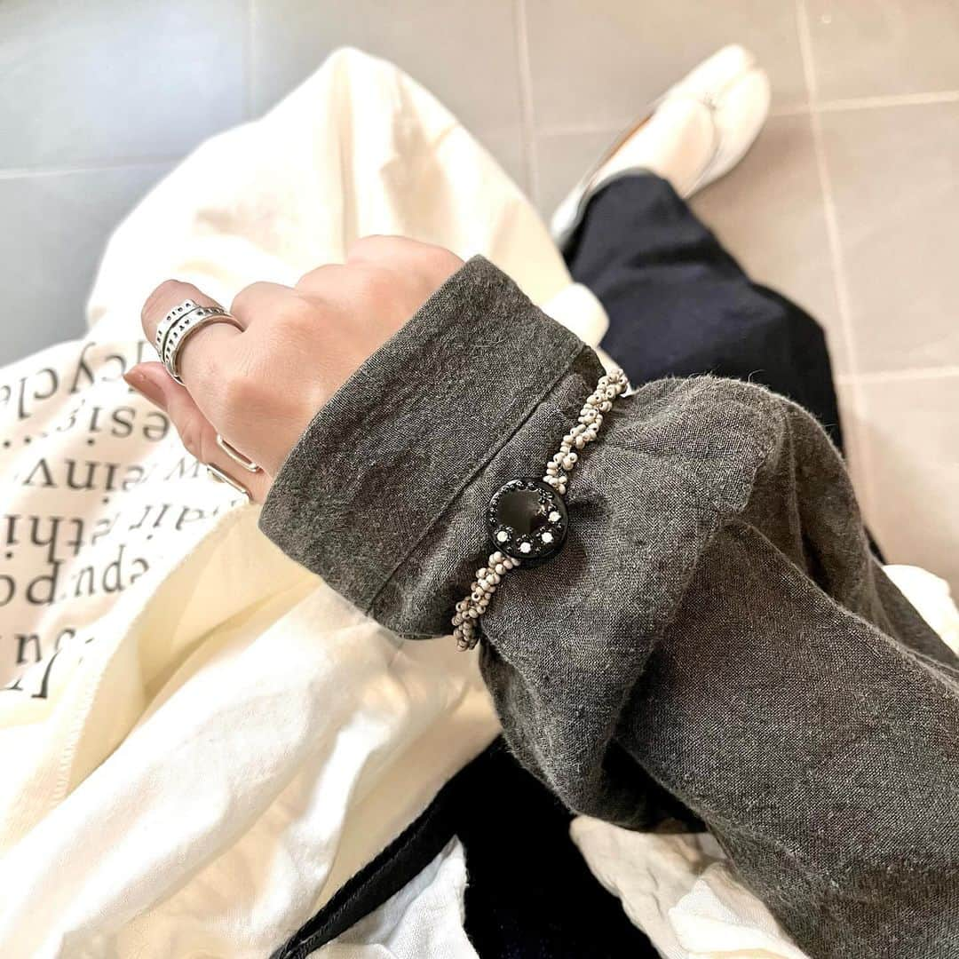 こはるのインスタグラム：「・ ・ @hanauta_mimosa さんの新作ブレスレット。  gray knitting bracelet/星空 ヴィンテージボタンとチェコヴィンテージビーズがとても素敵です。  伸縮性があるのでブラウスやニットの上からも着けられます。 秋冬のタイツやニーハイソックスの上にアンクレットとしても可愛いなぁと妄想中❤️  本日21時より色違いやボタン違いなど1点物のブレスレットが販売されるようですので要チェック🔜  ストーリーからも飛べますのでぜひ覗いてみてくださいね🤗  #hanauta_mimosa  #ヴィンテージビーズ #ビーズアクセサリー #ハンドメイド #ブレスレット #アンクレット #ストーリーに載せてます」