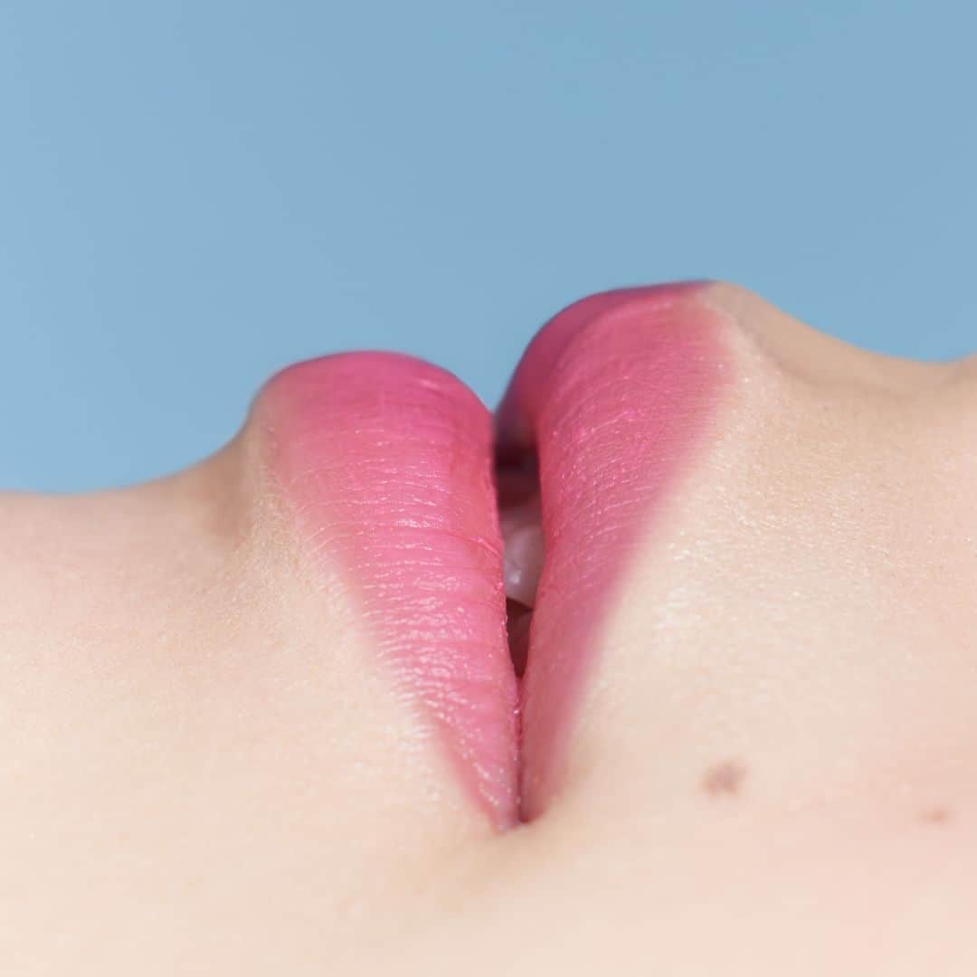 OPERA公式さんのインスタグラム写真 - (OPERA公式Instagram)「じわっと色づく’透けマット’ピンク 3color💄  心くすぐるピンクと、じわっと湿度感のある’透けマット’を掛け合わせた 大人なムードに可愛さが透ける、媚びない大人ピンクリップ。 あなたはどの色を選ぶ？  ■101 スパイシーピンク(11.1限定色) あざやかだけど透けるように色づく　大人のための洒落感ピンク  ■02 モーヴピンク くすみ感のある　ほんのりモードな青みピンク  ■05 フィグ イチジクのような甘さ　ピンクニュアンスの可愛いレッド  密着‘透けマット’質感　保湿しながら　キレイ色続く [パウダーレスマットリップ] シアーマットリップスティック　全 5 色＋限定１色 / 1,980円（税込） 公式オンラインショップ、PLAZA・MINiPLA限定取り扱い  限定色101スパイシーピンクは11月1日発売💄 詳しくは、プロフィールリンクのスペシャルサイトをcheck✅ @opera_cosmetics  ------------------------------------------------- PRESENT campaign❣ キャンペーン期間中にコメントをくれた方の中から抽選で10名様に、ピンクの限定色＆定番色3本setが当たります✨ ⌛期間：10/18～11/7 スパイシーピンクを気に入ってくれたら💗(ハート)の絵文字をコメントして教えてね💄 -------------------------------------------------  #シアーマットピンク #スパイシーピンク #透けマットリップ #オペラシアーマットリップスティック #シアーマットリップスティック #マットリップ #新作リップ #限定コスメ #operacosmetics」10月25日 12時09分 - opera_cosmetics