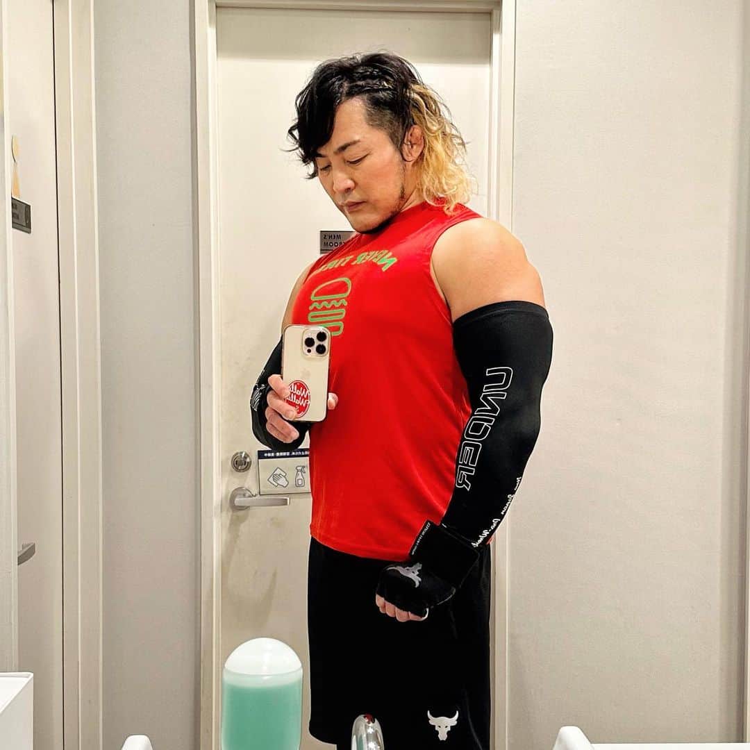 棚橋弘至さんのインスタグラム写真 - (棚橋弘至Instagram)「#腕トレ #armday 💪   #triceps #三頭筋 #biceps #二頭筋 #anytimefitness   撮影の合間なので、ヘアスタイル👍✨」10月25日 12時12分 - hiroshi_tanahashi