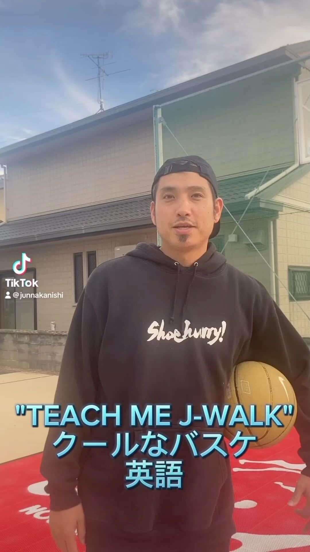 仲西淳のインスタグラム：「🗣️TEACH ME J-WALK クールなバスケ英語🏀  味方から良いパスが来たらアメリカでは何て言う❓  "GOOD LOOK"(ぐっるぅっく) LOOKは＂見る＂という意味でPASS の代わりに使う事で＂良く見てた＂という褒め言葉に使ってみてね💡👀  こういう場面ではなんて言うの？って思ったらコメント蘭にコメント待ってます⚡️  #バスケットボール #バスケ #育成コーチ #Basketball #basketballcoach #FUNdaMENTALClub #仲西淳　#バスケ好きな人と繋がりたい #bleague #NBA #お洒落 #英語#English #バスケ英語 #TeachMeJwalk #バスケ留学　#留学」