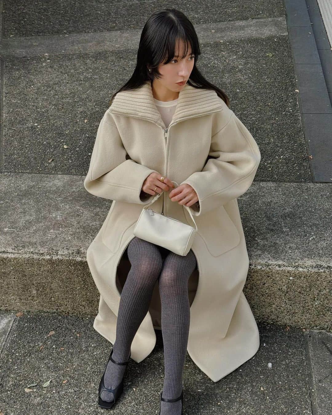 松本恵奈のインスタグラム：「アウター先行予約会でも人気だったリブカラーコートがもうすぐ発売になります♡ カジュアルに合わせることが多かったから、この日はちょっとレディにスタイリングしてみたよ⚪️ タイツにサンダル合わせも今っぽくて気分なんだ💓 ぜひcheckしてみてねー！ #clane #新作」