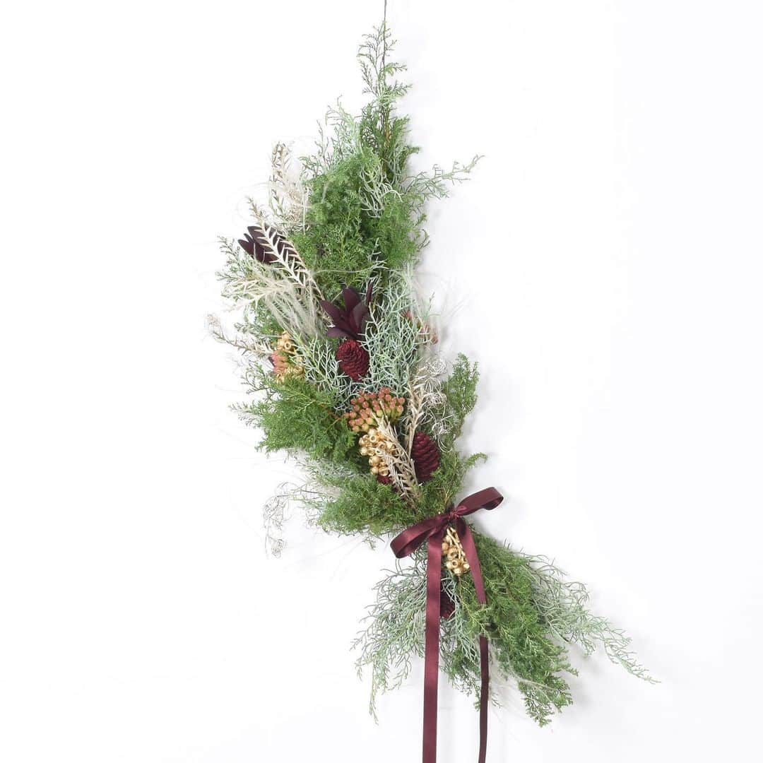LIVING MOTIFさんのインスタグラム写真 - (LIVING MOTIFInstagram)「. 数量限定予約 クリスマスオリジナルコラボレーション  お店をもたないフラワーブランド @gui.flower と、リビング・モティーフのコラボレーションによる数量限定のガーランド。クリスマスデコレーションの発売に先駆けてご予約いただける、この時期だけの特別企画です。  クリスマス ガーランド 2023 ¥14,300 数量限定 予約期間11/5(日)まで オンラインショップにてご予約受付中  フレッシュな針葉樹を使い、まるで森の中にいるような香りを楽しめるガーランド。卓上に置いたり、壁に吊るしたりと自由に飾ることができクリスマス気分をぐっと盛り上げてくれます。  今年は、ルーアイスやヒムロスギなどの針葉樹をメインに、メタルカラーに色付いたグレビレアやゴアナクロー、実の形がかわいらしいアンバーナッツ、羽のような華やかなスティファなどを使用しています。多彩な素材で目を楽しませてくれます。  両側にワイヤーが付いているので、置く場所に合わせ連結させて長いガーランドを作るのもオススメです。更にオーナメントや電飾をつけて自分らしくアレンジしてみるのもいいですね。  自由自在なガーランドでクリスマスを楽しく演出してみませんか。  shop.livingmotif.com #livingmotif #リビングモティーフ #store #tokyo #interior #interiordecor #guiflower #christmas #christmasdecor #christmaswreath #wreath #クリスマスリース #クリスマス」10月25日 12時19分 - livingmotif
