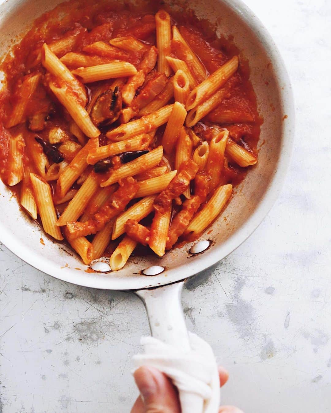 樋口正樹さんのインスタグラム写真 - (樋口正樹Instagram)「Penne all'Arrabbiata 🌶️ . 今日のお昼はパスタで ペンネ・アラビアータ😋  自家製トマトソースで ちょいベーコン入りの 程よく辛く美味い一皿👍  ペンネはRUMMO社の。 風味食感が抜群のやつ。 北野エースに取扱あり✌️ @kitanoace.  ちなみに、 今日、１０月２５日は 世界パスタデーですー🍝  . #worldpastaday #世界パスタデー #アラビアータ #ペンネ #ペンネアラビアータ #北野エース #RUMMO #Penne #Arrabbiata #italianfood #italianpasta #topitalianfood #pastalover #lovepasta #pastaitaliana #kitanoace #pr #🌶🌶🌶」10月25日 12時20分 - higuccini