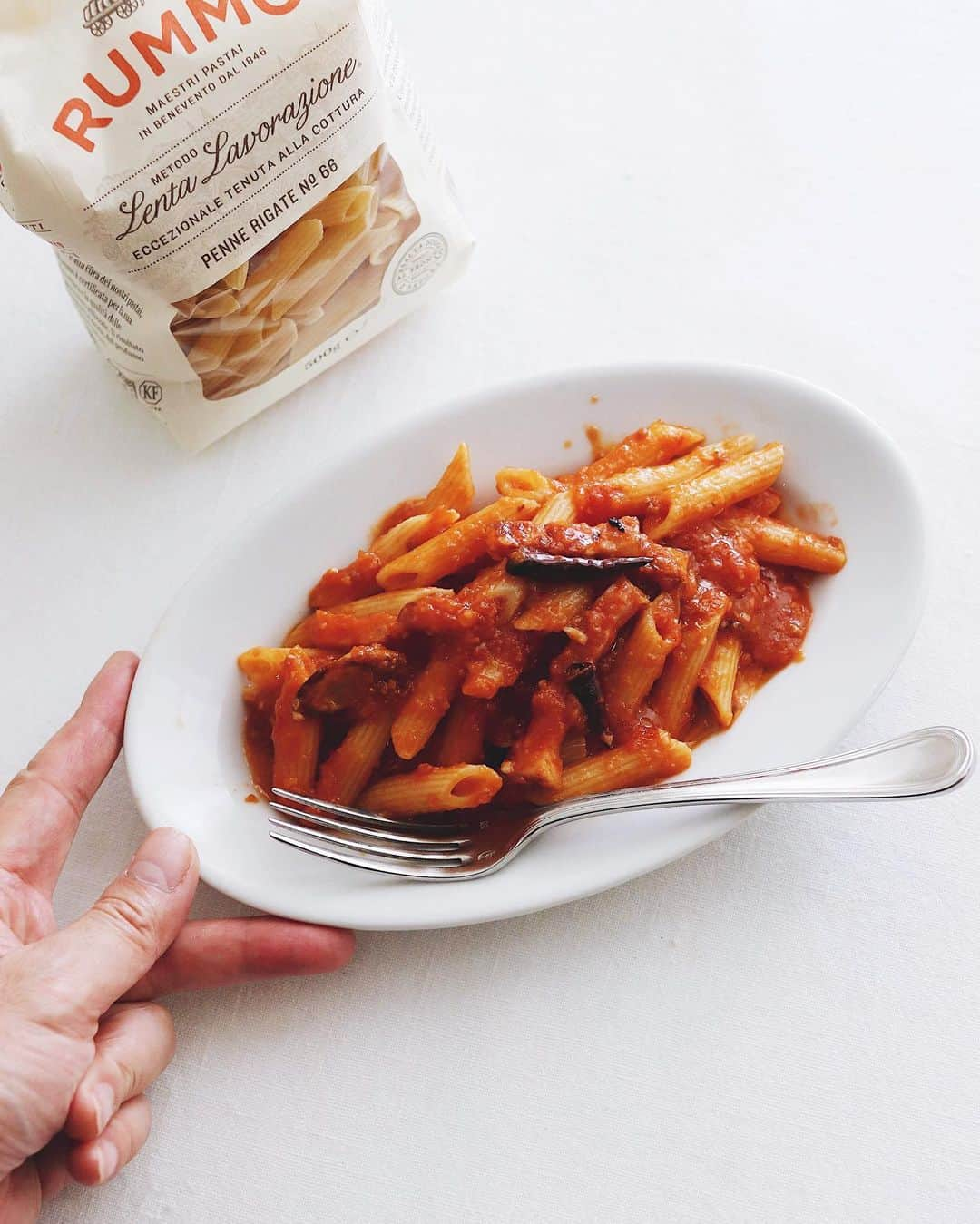 樋口正樹のインスタグラム：「Penne all'Arrabbiata 🌶️ . 今日のお昼はパスタで ペンネ・アラビアータ😋  自家製トマトソースで ちょいベーコン入りの 程よく辛く美味い一皿👍  ペンネはRUMMO社の。 風味食感が抜群のやつ。 北野エースに取扱あり✌️ @kitanoace.  ちなみに、 今日、１０月２５日は 世界パスタデーですー🍝  . #worldpastaday #世界パスタデー #アラビアータ #ペンネ #ペンネアラビアータ #北野エース #RUMMO #Penne #Arrabbiata #italianfood #italianpasta #topitalianfood #pastalover #lovepasta #pastaitaliana #kitanoace #pr #🌶🌶🌶」