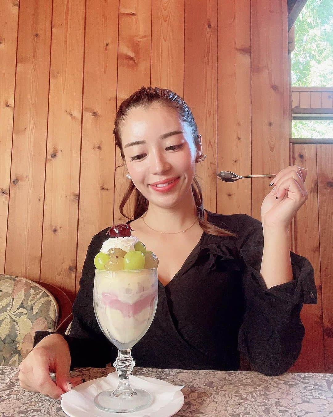 中村かなのインスタグラム：「大人気のパフェ🍇🍨🥄 早起きして気合い入れて行きました  📍 @schondool   #シャンドール #パフェ #パフェ巡り #パフェ活 #パフェ部 #パフェ好き #パフェスタグラム #シャインマスカット #半田カフェ #南知多カフェ #知多半島カフェ #知多半島 #知多カフェ #知多郡グルメ #知多半島ランチ #愛知グルメ巡り #愛知ランチ #南知多 #半田ランチ #半田ディナー #南知多グルメ #半田 #半田市」