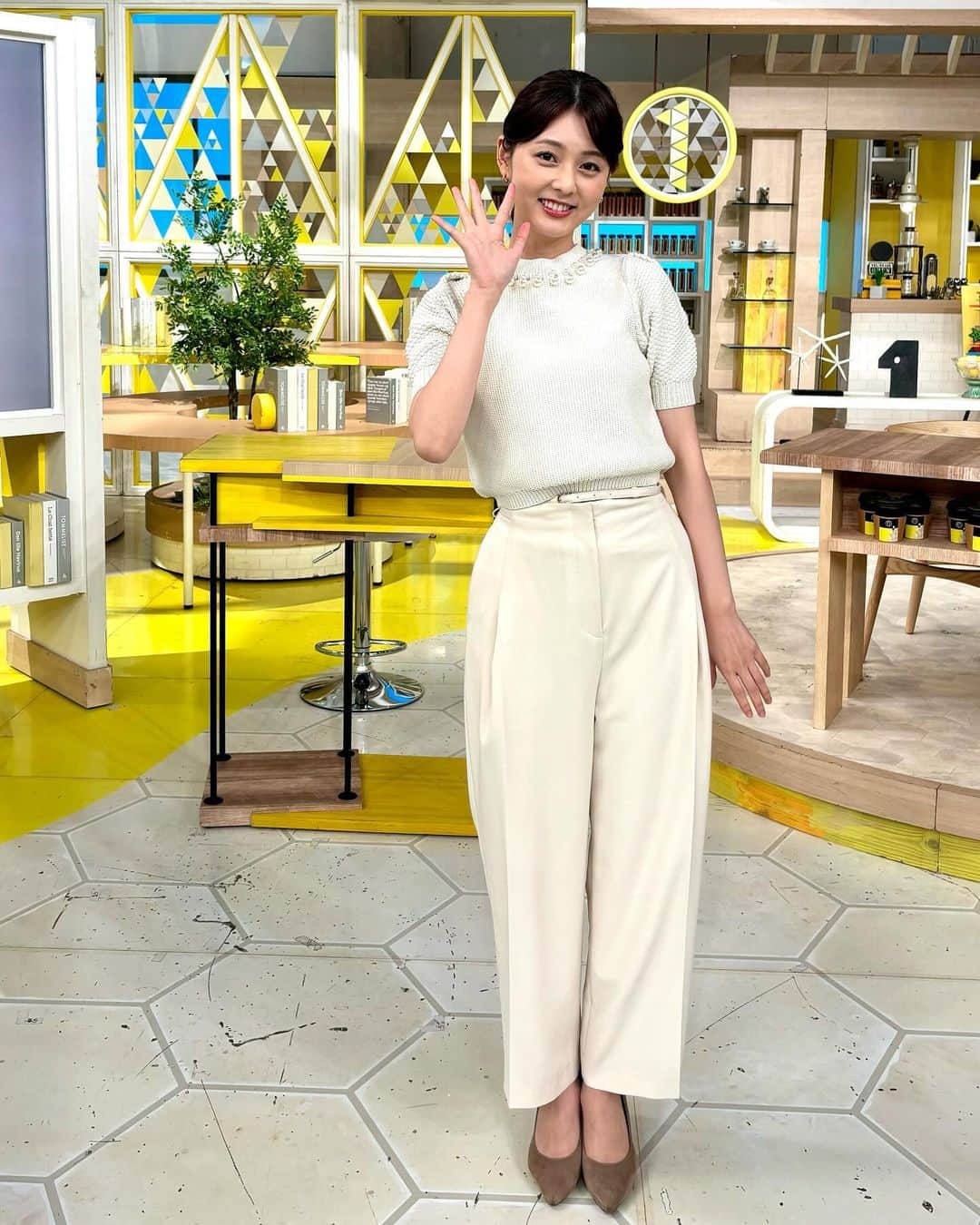 佐藤梨那のインスタグラム：「🐣  シューイチ終わった後に  徳島さんとなっちゃんと いろいろポーズを考えて 写真撮るのが楽しいのです🐣  シューイチのストーリーで その様子がたまに出てるので 雰囲気伝わるかな🙊  衣装👗 #celford」