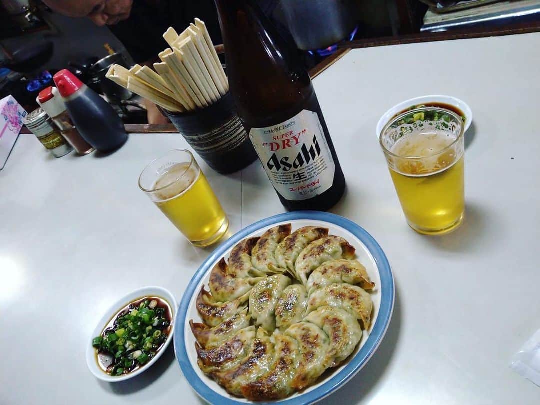 向清太朗のインスタグラム：「餃餃餃〜！ こちら福山に帰った時地元の友達がお土産にくれた餃子！ 天津の焼餃子だ餃〜！ 名の如くの餃子が天津向に刺さらないわけがない！ ネギたっぷりなのが嬉しい！にんにくほくほく感もあるような素晴らしい餃子だった餃〜！  #餃子 #焼餃子 #餃子と中華そばの店天津  #餃子君 #天津が天津と出会う #大爆発の予兆 #美味さは口の中で大爆発 #ビッグバン #天津向 #川島ねごと #餃餃餃」