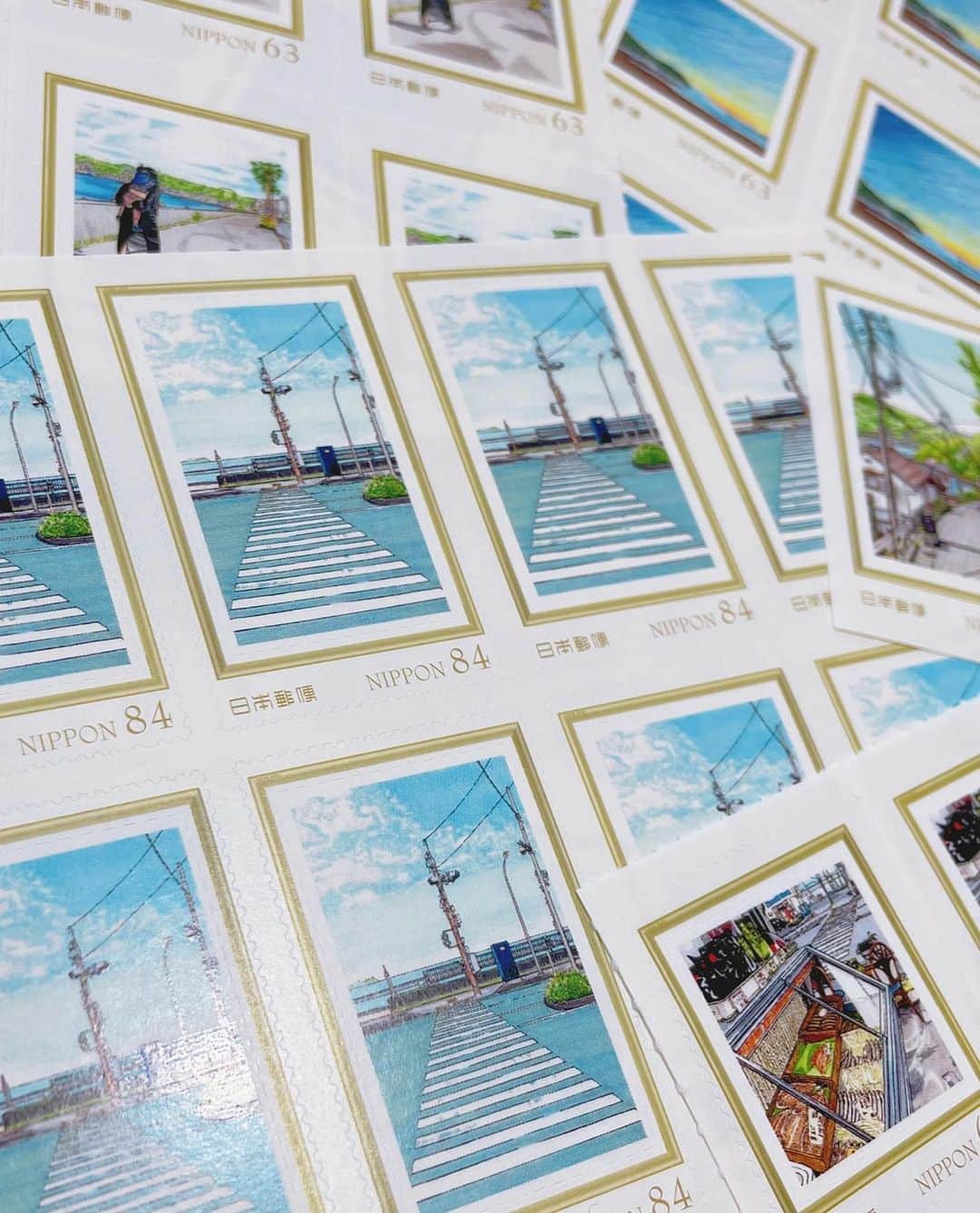 さんのインスタグラム写真 - (Instagram)「＼切手になりました／  伊東の風景画が全7種類の切手になりました！10/29のイベントか、伊豆高原駅にあるお店「半島PRESSS COMPANY」 @hanto_press_company にてご購入いただけます。ぜひ風景画ポストカードと組み合わせたりしてみてください♪  2023年10月29日(日) 「​シャッターアート完成１周年記念イベント」 ​@​あんじん通り商店街 開催時間 10:00〜15:00  【風景画展】 時間：イベント開催時間中に常設 会場：ヤマモトコーヒー 一番館の隣(荒天時抽選会場) 静岡県伊東市銀座元町3−21  【弾き語りライブ】 時間：13:15〜 会場：伊豆ボクシングジム前 静岡県伊東市銀座元町4−3‬  #伊東市 #伊東の暮らし #伊東のいいとこ #わたしといとうと #切手  #ito #izu #japanview」10月25日 12時22分 - fujimoriai