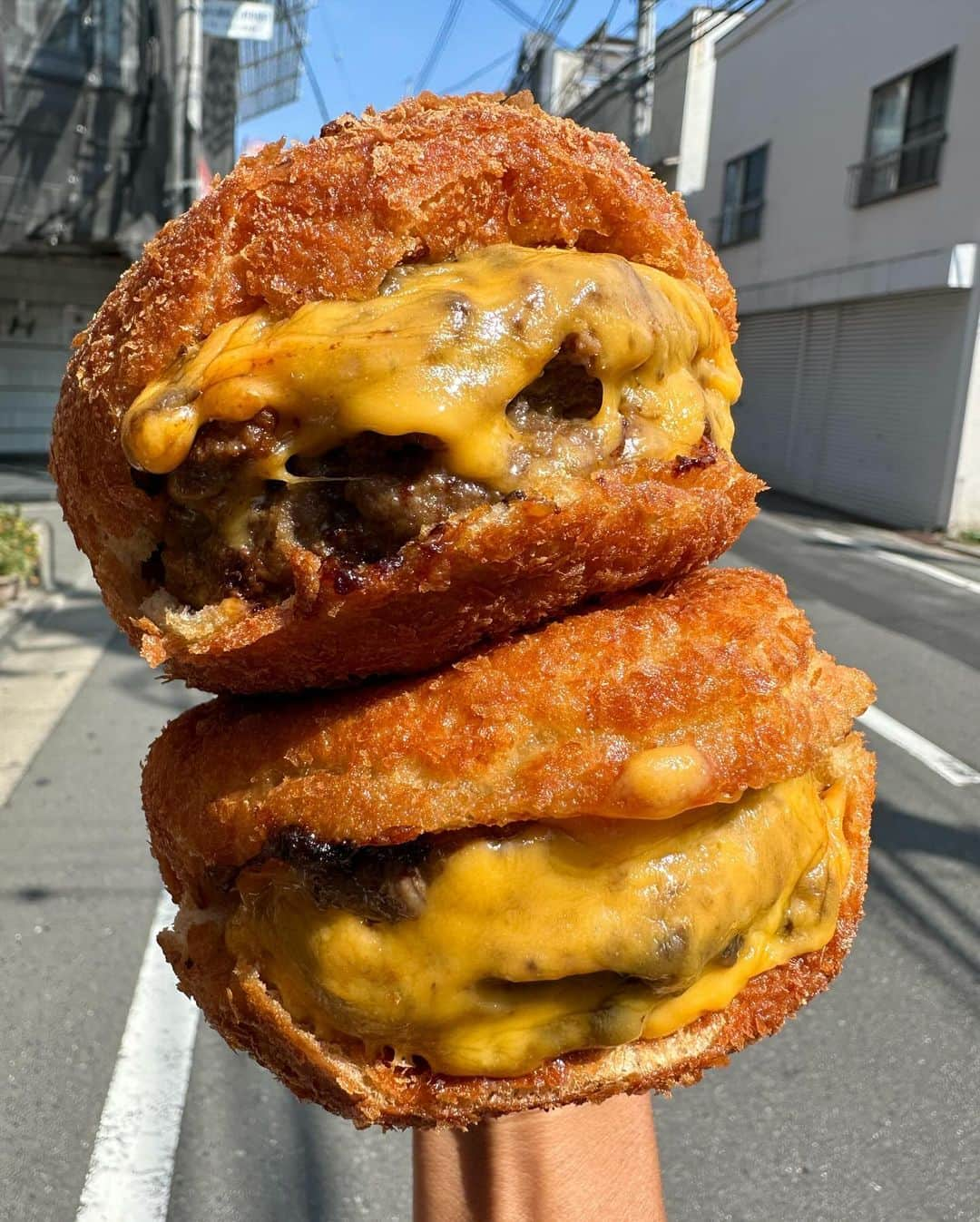 Coffee & Toast Tokyoさんのインスタグラム写真 - (Coffee & Toast TokyoInstagram)「"カリカリジューシー" フライドバーガー‼︎ 🧡🧡🧡🧡🧡🧡🧡🧡🧡🧡  “The only time to eat diet food is while you’re waiting for the burger to cook.”  カリっとポテト風味に揚げたバンズにジューシーなパテをサンドイッチ‼︎  風味豊かなバーガー、たまらんです😋😋😋  . . . . . #カリカリジューシーフライドバーガー #ハンバーガー  #burger  #バーガー  #フライドバーガー  #揚げ物  #揚げパン  #カリカリ   #三軒茶屋ランチ  #世田谷線カフェ  #パンスタグラム  #東京カフェ  #三軒茶屋カフェ #三軒茶屋  #パン #三茶カフェ  #三茶 #田園都市線カフェ #コーヒーアンドトースト  #coffeeandtoast #foodie #foodielife #japnesefood」10月25日 12時24分 - coffeetoast2