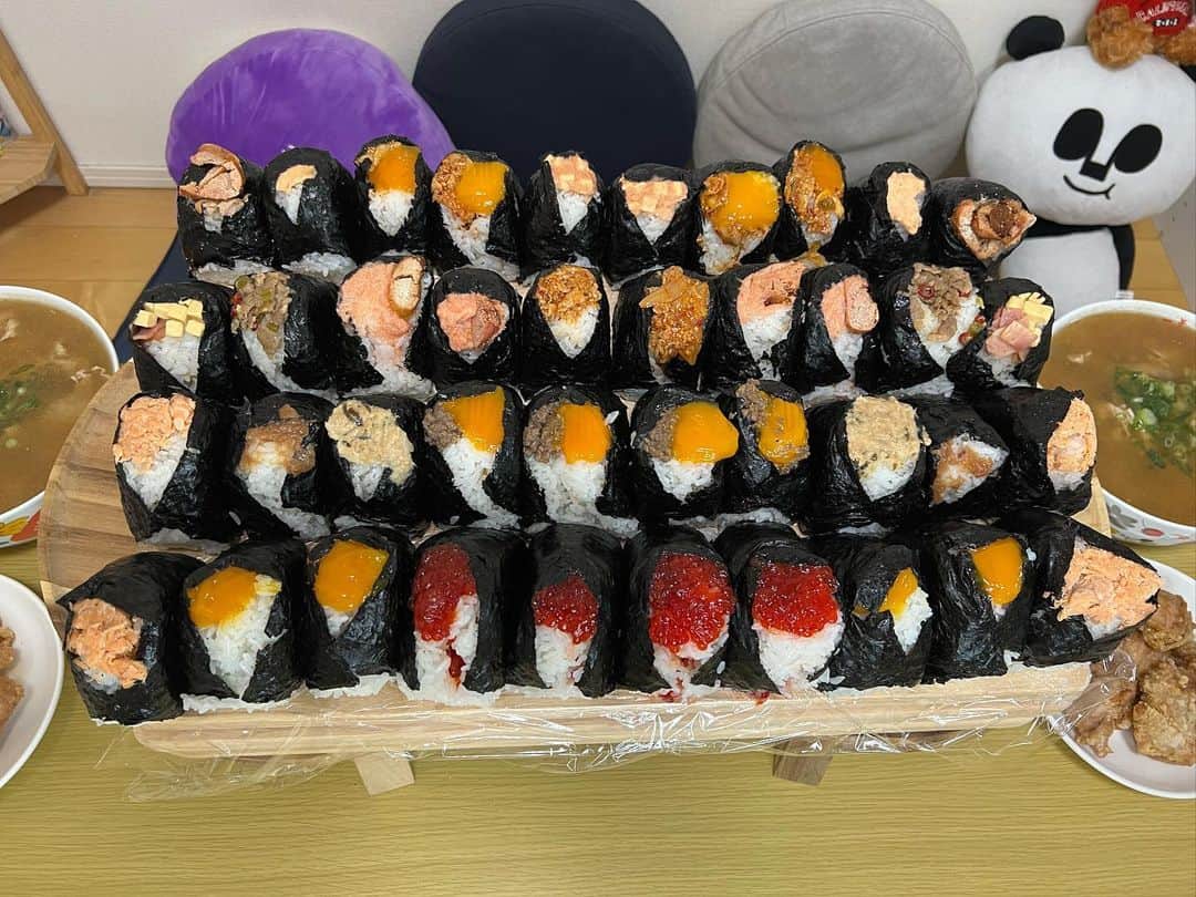 のインスタグラム：「戸越屋さんのおにぎり🍙40個！！からあげもめちゃくちゃ美味しい🥺✨あこが作ってくれた豚汁もめちゃくちゃ美味しい🥺💓私たちは鮭と筋子と卵黄が好き！！お米もすごく美味しいし、何より具がたっぷり😳💓溢れんばかりに入っとる！！塩加減も抜群でめちゃくちゃ好き！！ #戸越屋 #おにぎり #おむすび #大食い #はらぺこツインズ #双子 #먹방 #대식가 #먹팔 #먹팔해요 #먹스타그램 #대식가 #mukbank #大胃王 #モッパン #ความตะกละ  #Gula」
