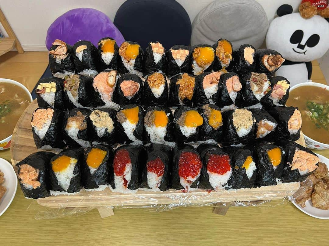 かこのインスタグラム：「戸越屋さんのおにぎり🍙40個！！からあげもめちゃくちゃ美味しい🥺✨あこが作ってくれた豚汁もめちゃくちゃ美味しい🥺💓私たちは鮭と筋子と卵黄が好き！！お米もすごく美味しいし、何より具がたっぷり😳💓溢れんばかりに入っとる！！塩加減も抜群でめちゃくちゃ好き！！ #戸越屋 #おにぎり #おむすび #大食い #はらぺこツインズ #双子 #먹방 #대식가 #먹팔 #먹팔해요 #먹스타그램 #대식가 #mukbank #大胃王 #モッパン #ความตะกละ  #Gula」