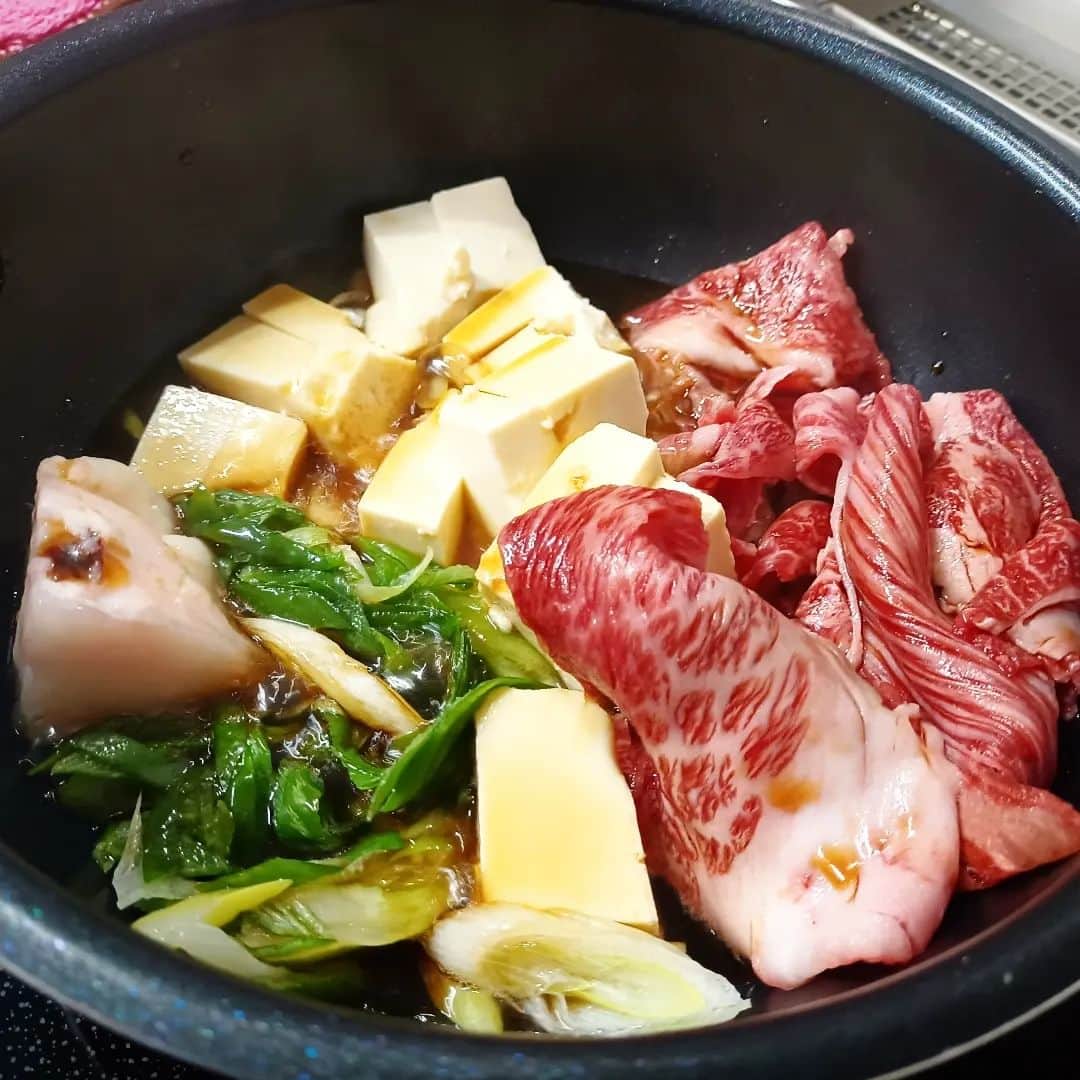 松本隆博のインスタグラム：「。⁡ 松山市、最後の晩餐。。⁡ ⁡だから豪華にすき焼き✨🍲。⁡⁡ ⁡10日間ほど全国を駆け巡り⁡ ⁡戻ります。⁡ ⁡⁡ ⁡……美味すぎて…美味すぎて…⁡ ⁡⁡ ⁡肉そうそう( ´-` )⁡ ⁡⁡⁡ ⁡シンガーソングライター兼⁡ ⁡長距離運転手 ⁡還暦少年 松本隆博 ⁡⁡ ⁡」